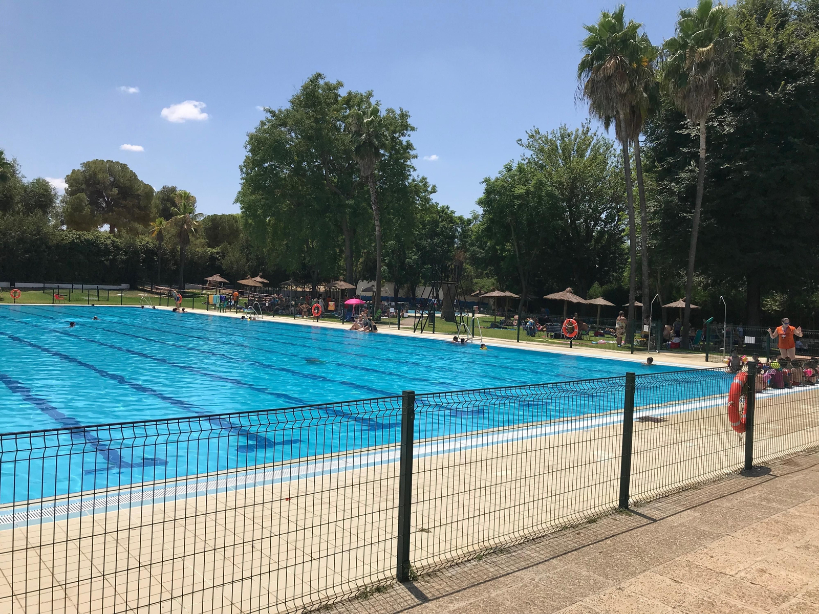 La piscina municipal de San Juan en Alcalá de Guadaíra.