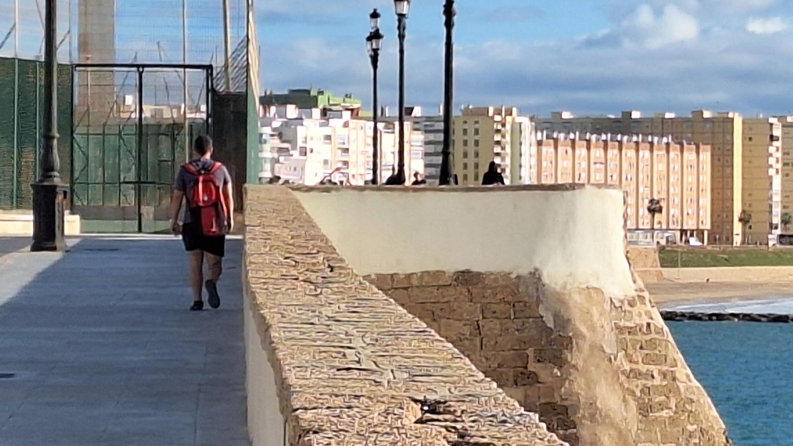 Costas ha arreglado el exterior de la balaustrada en el tramo más cercano al colegio del Campo del Sur.