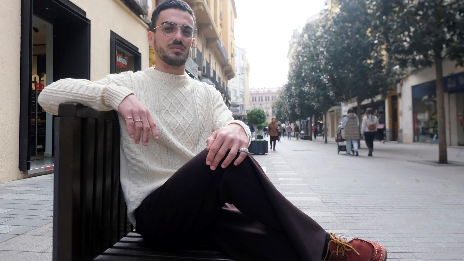 El joven diseñador de joyas Erardo Ruy posa en la calle Cruz Conde.