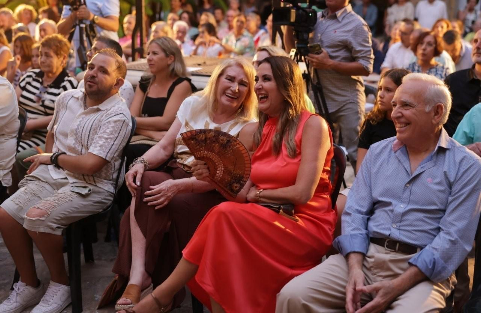 Marina Bernal presenta en Chipionz el libro 'Rocío, 20 años contigo'