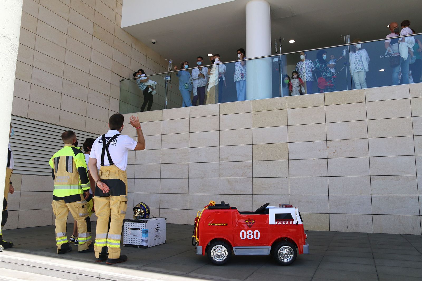 Fotogalería los bomberos de Almería regalan un cochecito eléctrico y camisetas a los niños hospitalizados de Torrecárdenas
