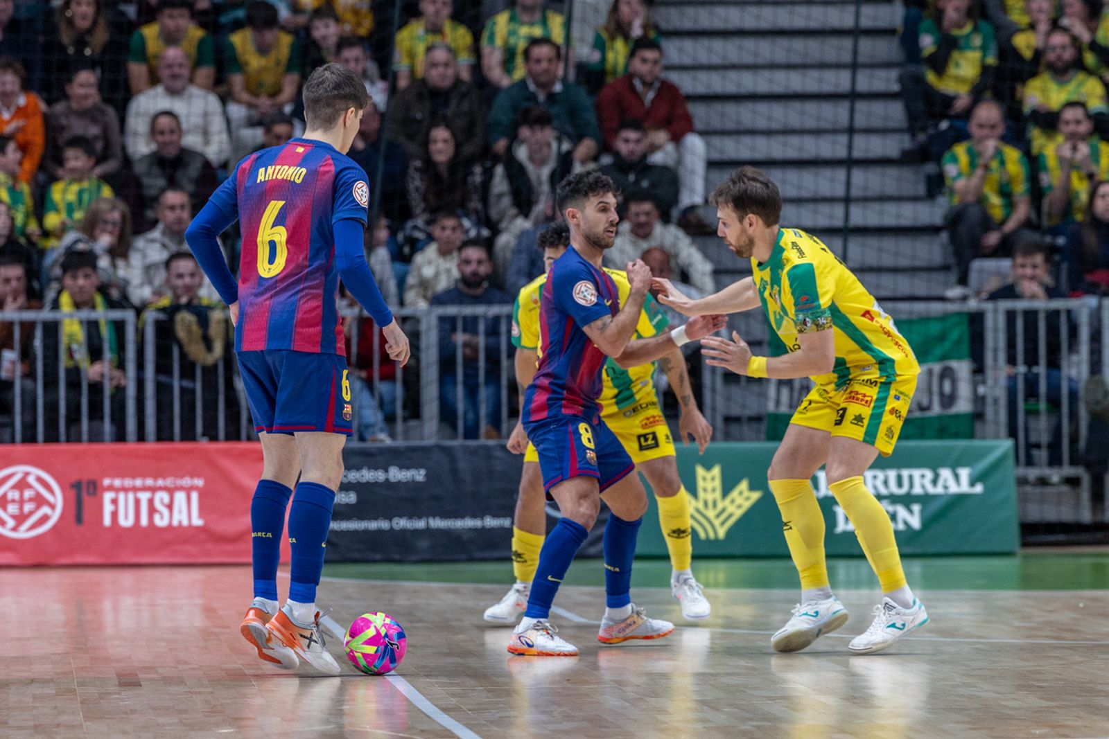 Las mejores imágenes del espectacular encuentro entre Jaén Paraíso Interior FS y Barça (3-3)