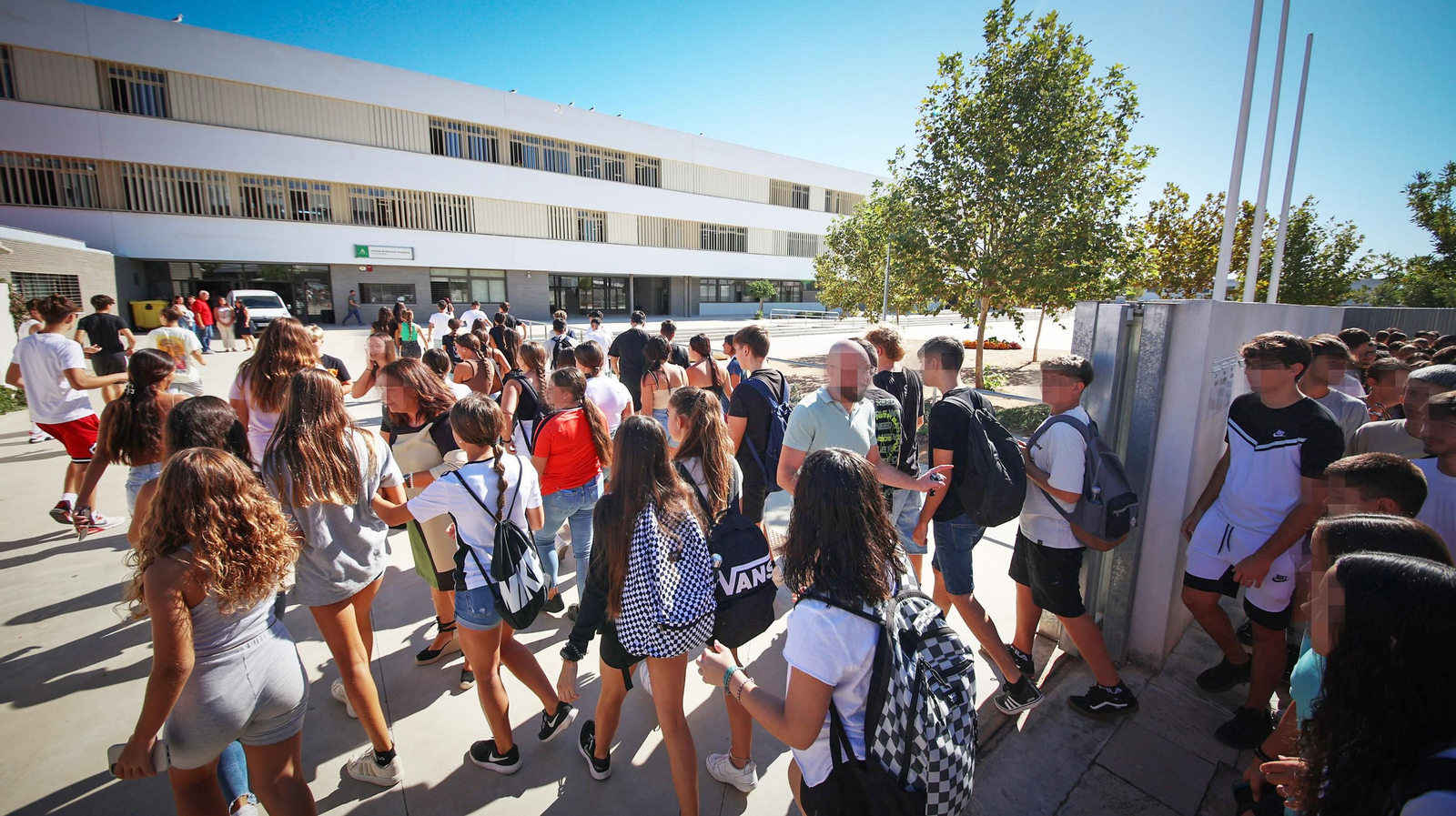 Vuelven las clases al instituto de Jerez después de los  apuñalamientos