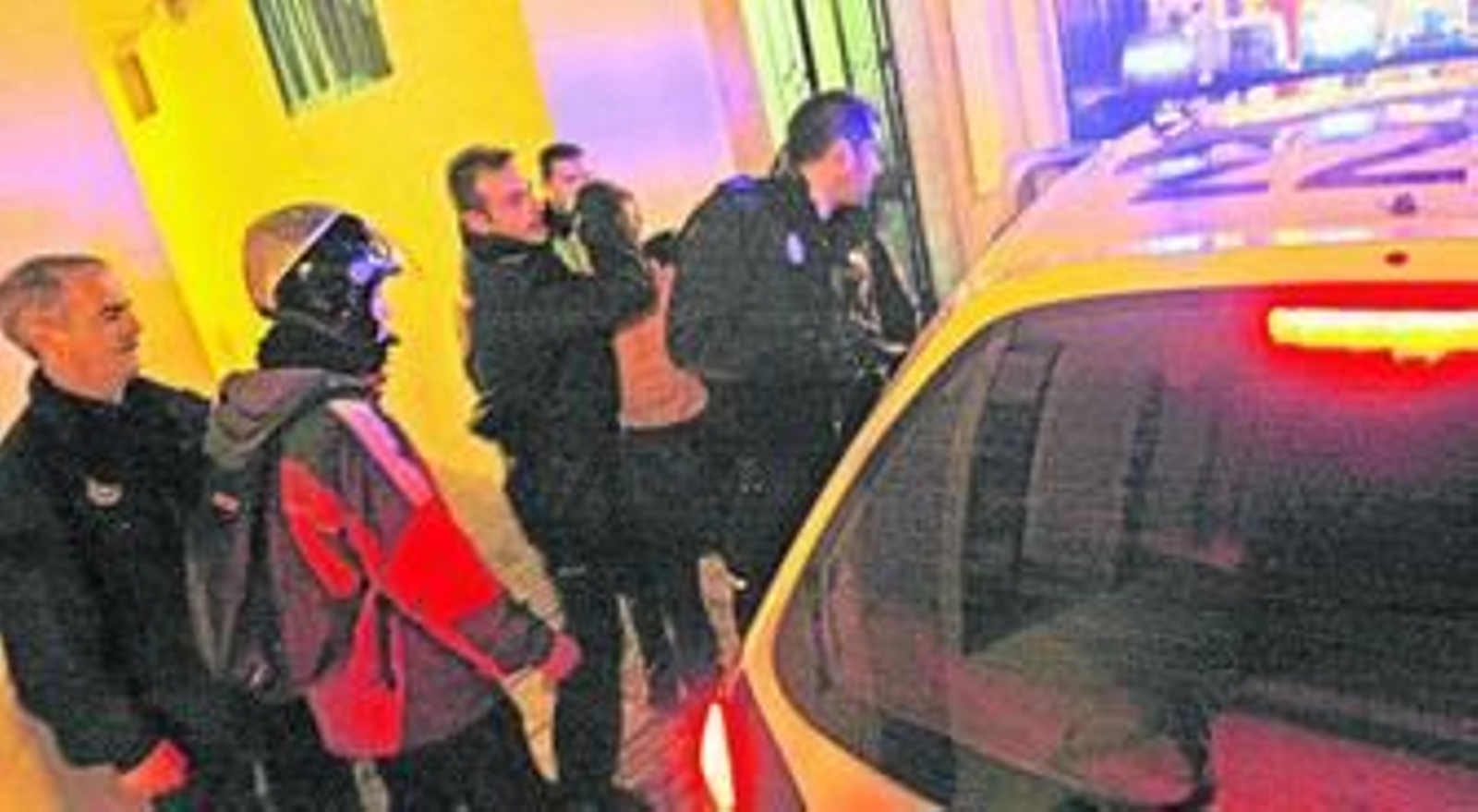 Agentes uniformados y de paisano de la Policía Nacional detienen a un ladrón que escalaba fachadas para robar dentro de pisos en Jerez. Agentes uniformados y de paisano de la Policía Nacional detienen a un ladrón que escalaba fachadas para robar dentro de pisos en Jerez.