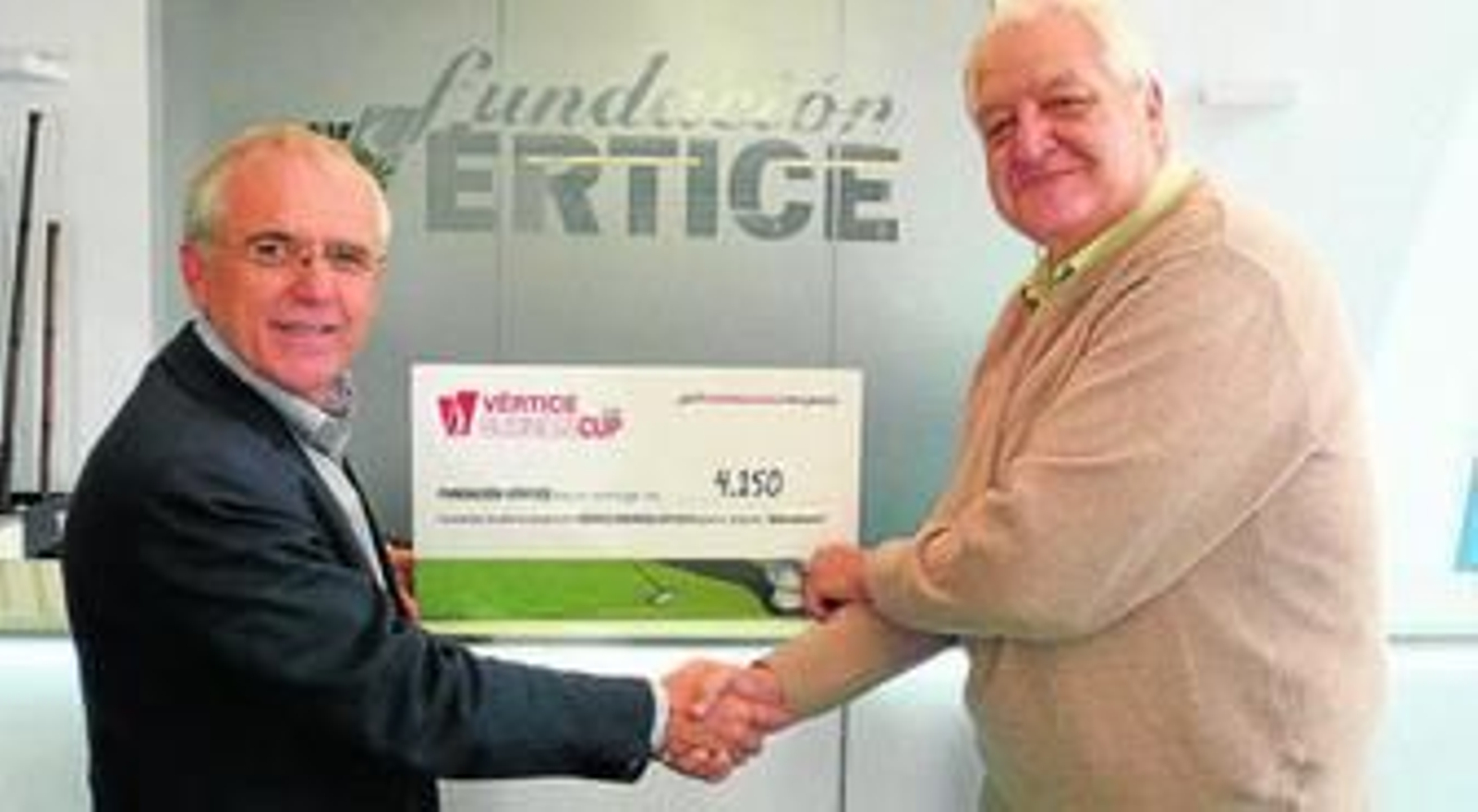 Manuel Montes y Juan Cruzado (izquierda), ayer, durante la entrega del cheque.