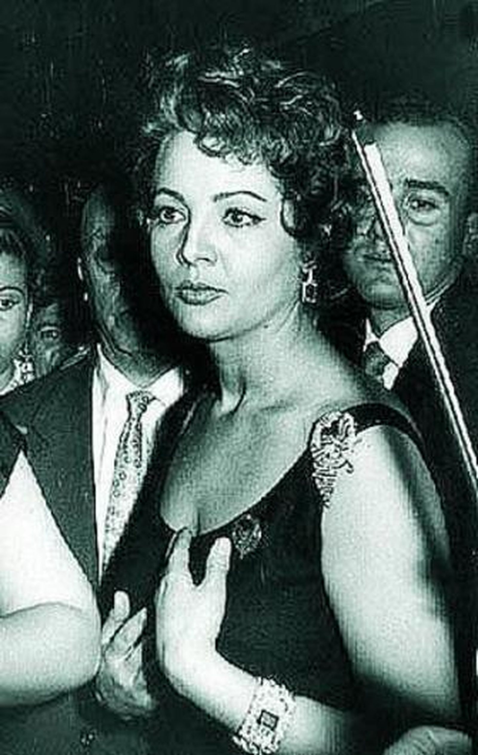 1. Sara Montiel, que entonces estaba en pleno apogeo artístico, fue madrina de la Asociación de la Prensa de Sevilla en 1958. 2. Una cena de Navidad de los asociados. El segundo a la derecha es José María Requena, que fue director de El Correo de Andalucía y ganó el premio Nadal de novela. 3. De izquierda a derecha, Celestino Fernández Ortiz, Manuel Lorente, Ángel Botana, José Aguilar Villagrán y Santiago Sánchez Traver, presidentes de la Asociación de la Prensa. Lorente fue quien convocó las primeras elecciones democráticas.  4. José Laguillo, director de El Liberal, uno de los diarios de 1909, fue presidente de la Asociación dos años después.