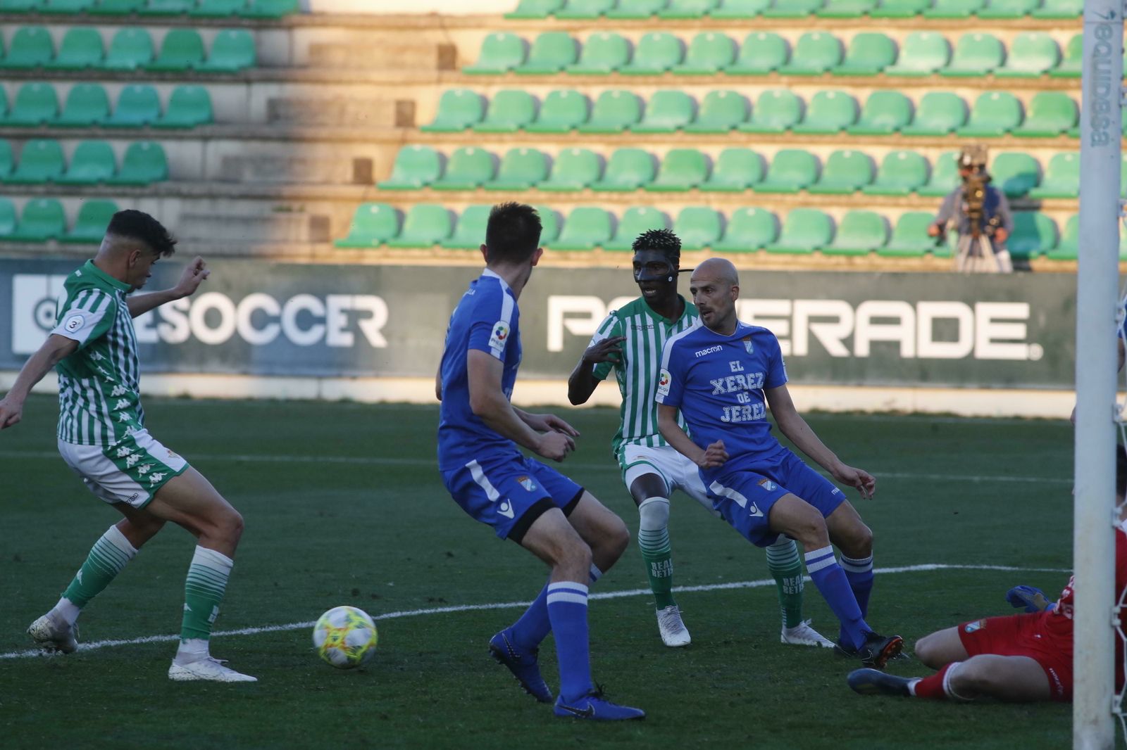 Mizzian remata para lograr el primer tanto bético.