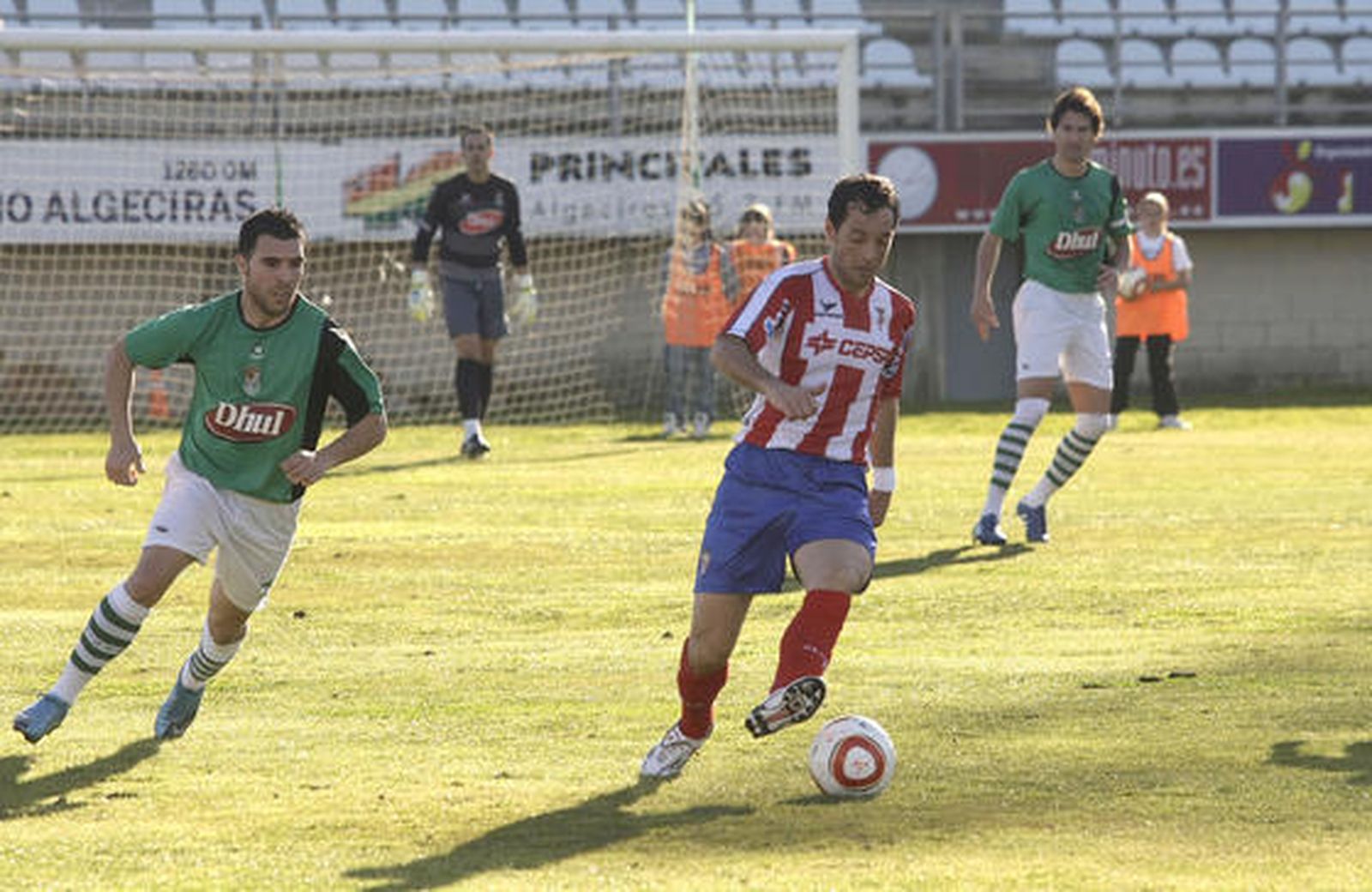 El Algeciras, que sólo logró empatar ante el Puerto Real en un ambiente enrarecido, continúa cuarto en la clasificación./Fotos:Erasmo Fenoy   Foto: Erasmo Fenoy