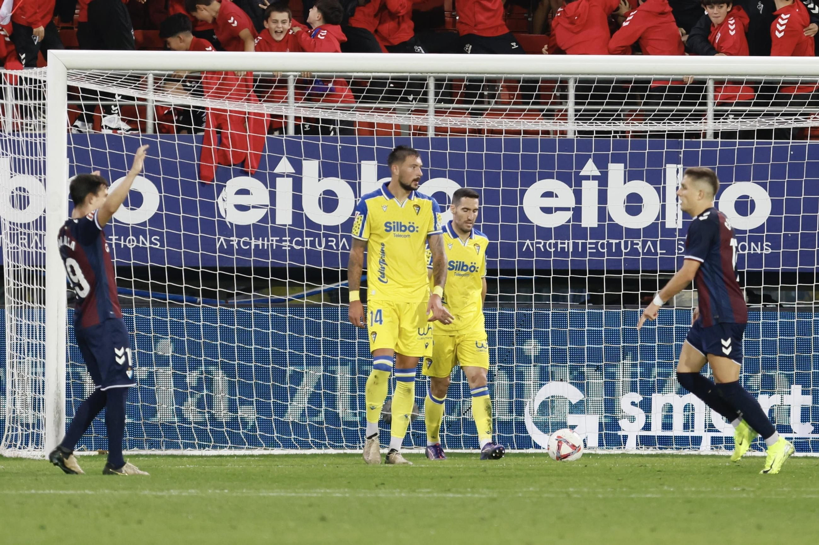 Las imágenes del partido de fútbol Éibar - Cádiz