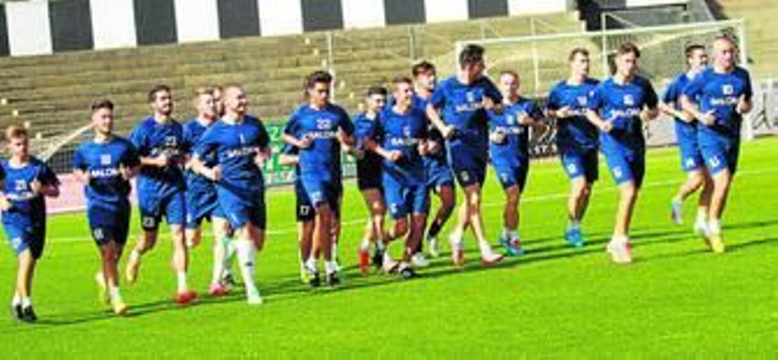 La plantilla de la Balona trota en el Municipal en un entrenamiento reciente.