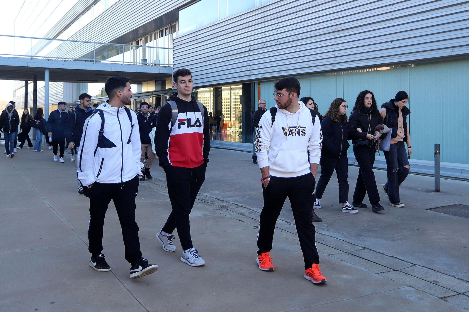 Compañeros y profesores de los estudiantes de Trabajo Social guardan un minuto de silencio en memoria de sus compañeros fallecidos en el incendio, en imágenes