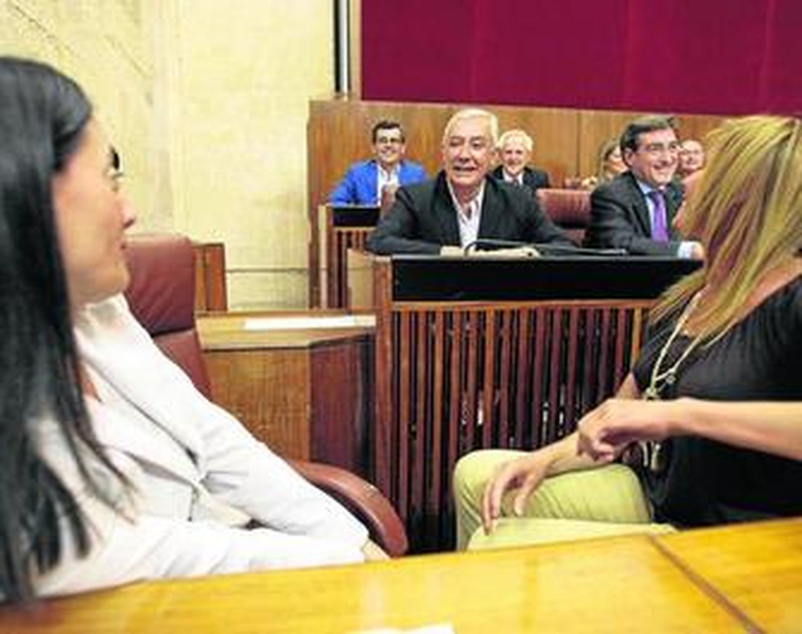 Arenas conversa desde la segunda fila de la bancada popular con la parlamentaria Rosario Soto.