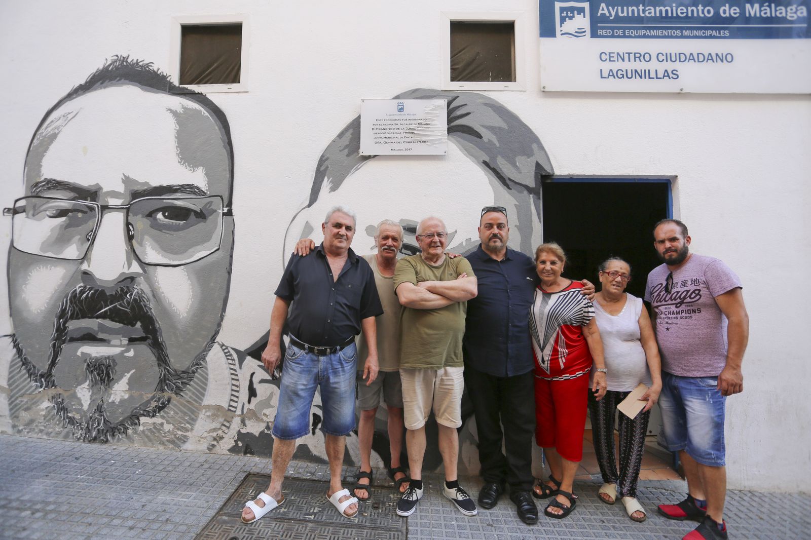 Voluntarios en el exterior del centro ciudadano de Lagunillas.