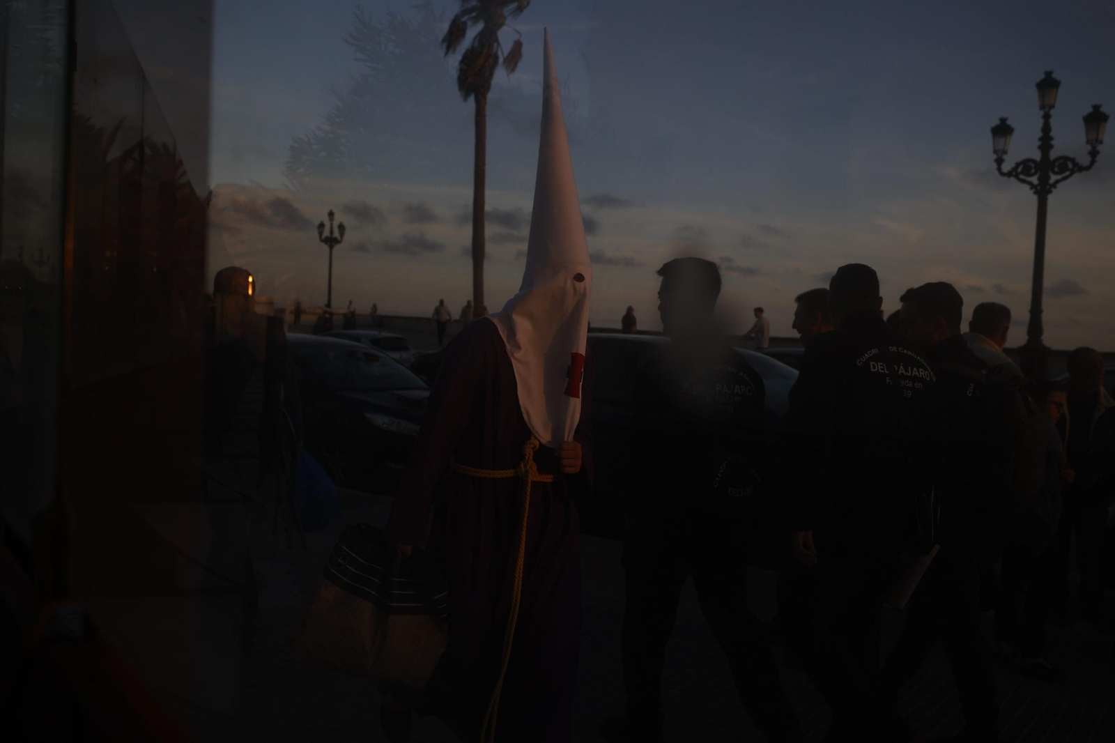 Imágenes de la salida de Medinaceli en la Semana Santa de Cádiz 2025