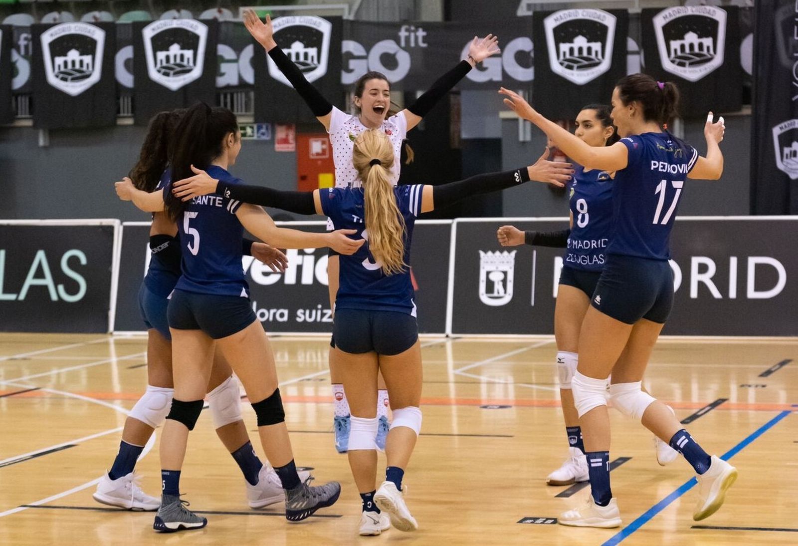 Las jugadoras del Madrid Chamberí celebran el triunfo al final del partido.