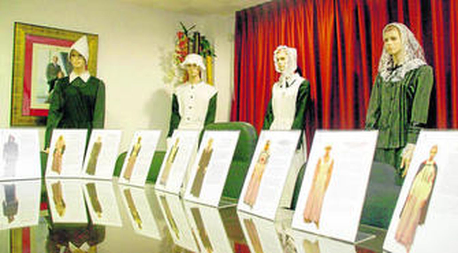 El Colegio de Enfermería recoge una representación de los uniformes de la profesión de distintas épocas.