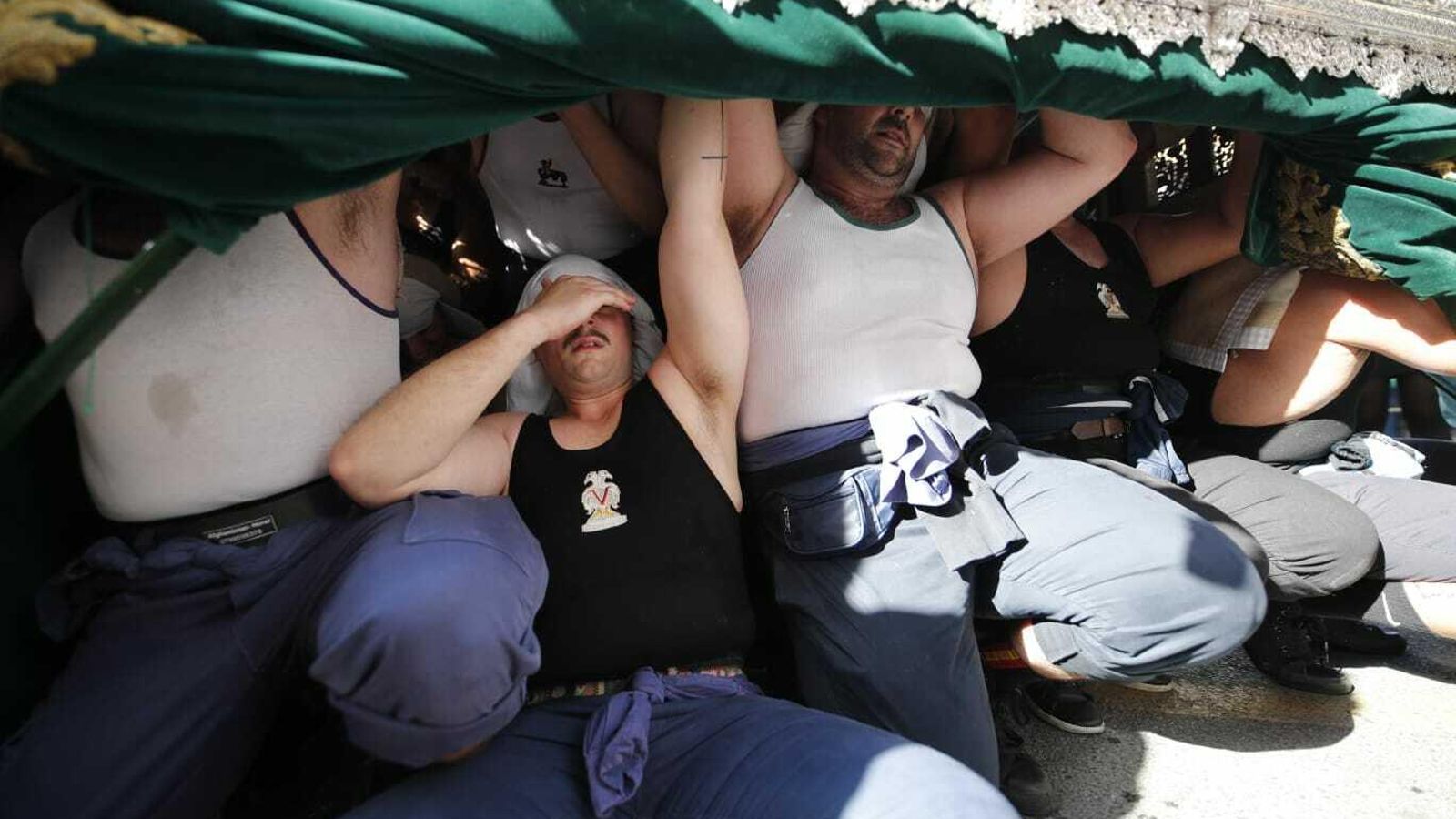 Costaleros del palio de la Hermandad de San Roque.
