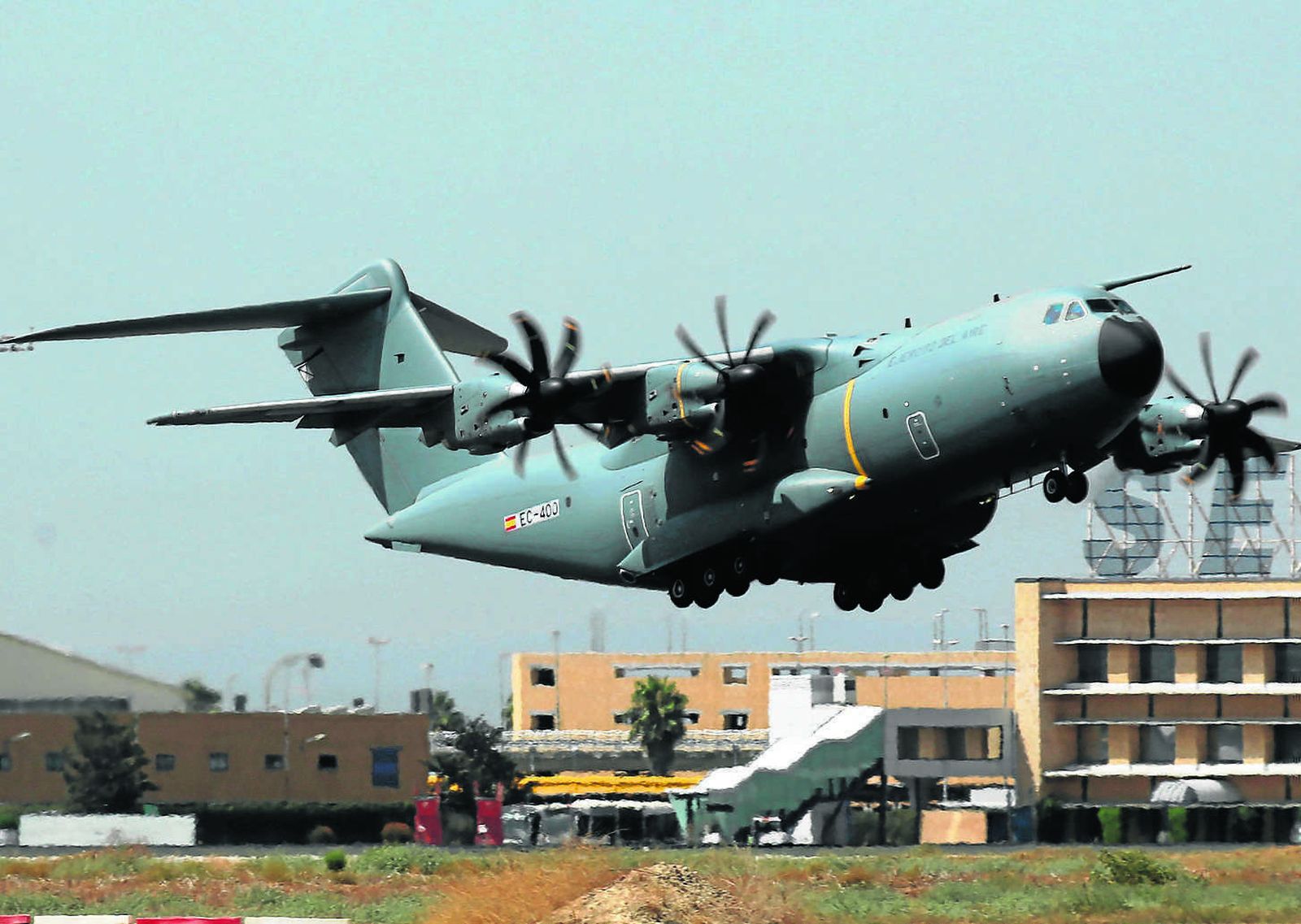 Uno de los primeros vuelos del A400M, que se ensambla en Sevilla.
