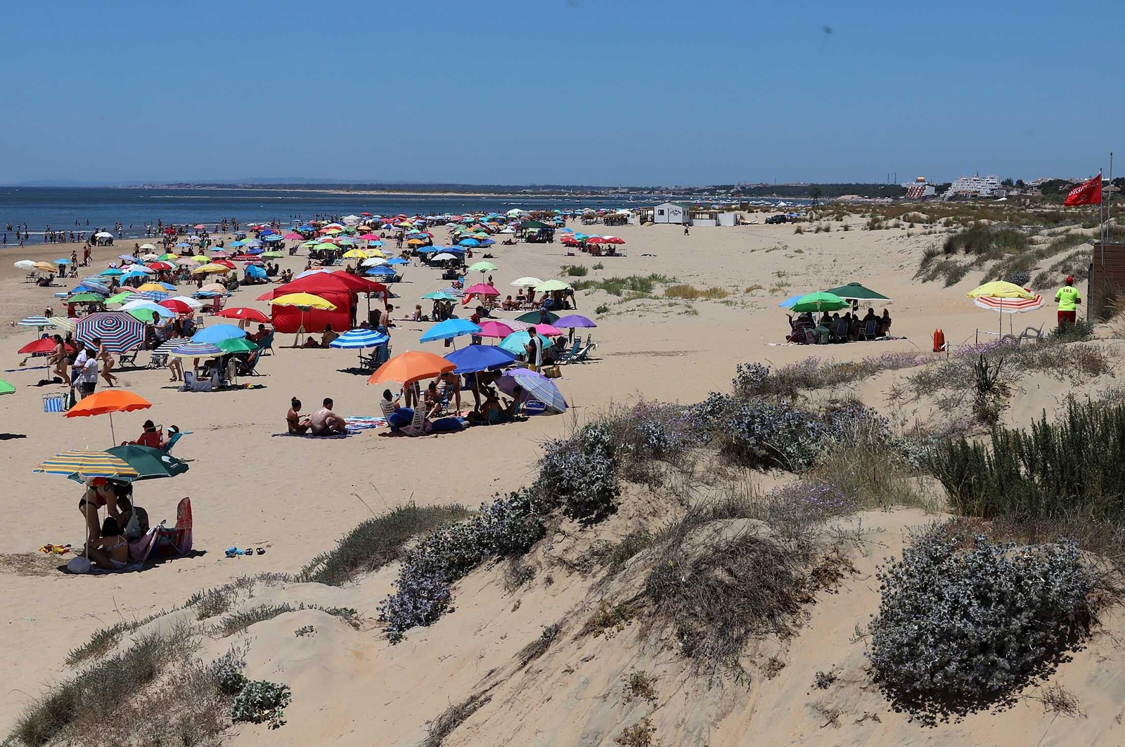 Las imágenes más destacadas del primer domingo de verano en las playas de Huelva