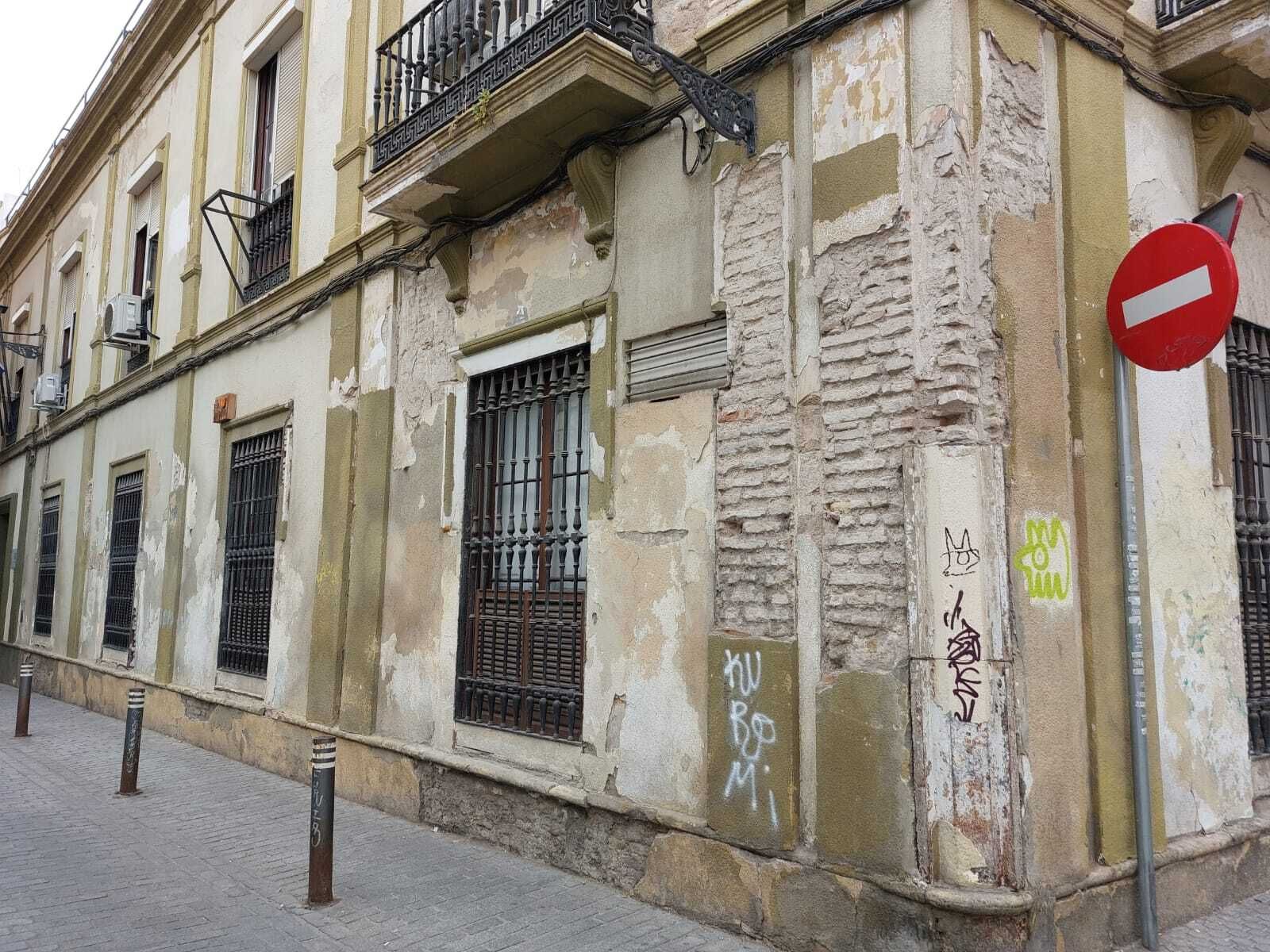La fachada del edificio Falla del Conservatorio Cristóbal de Morales lleva décadas en un estado deplorable.