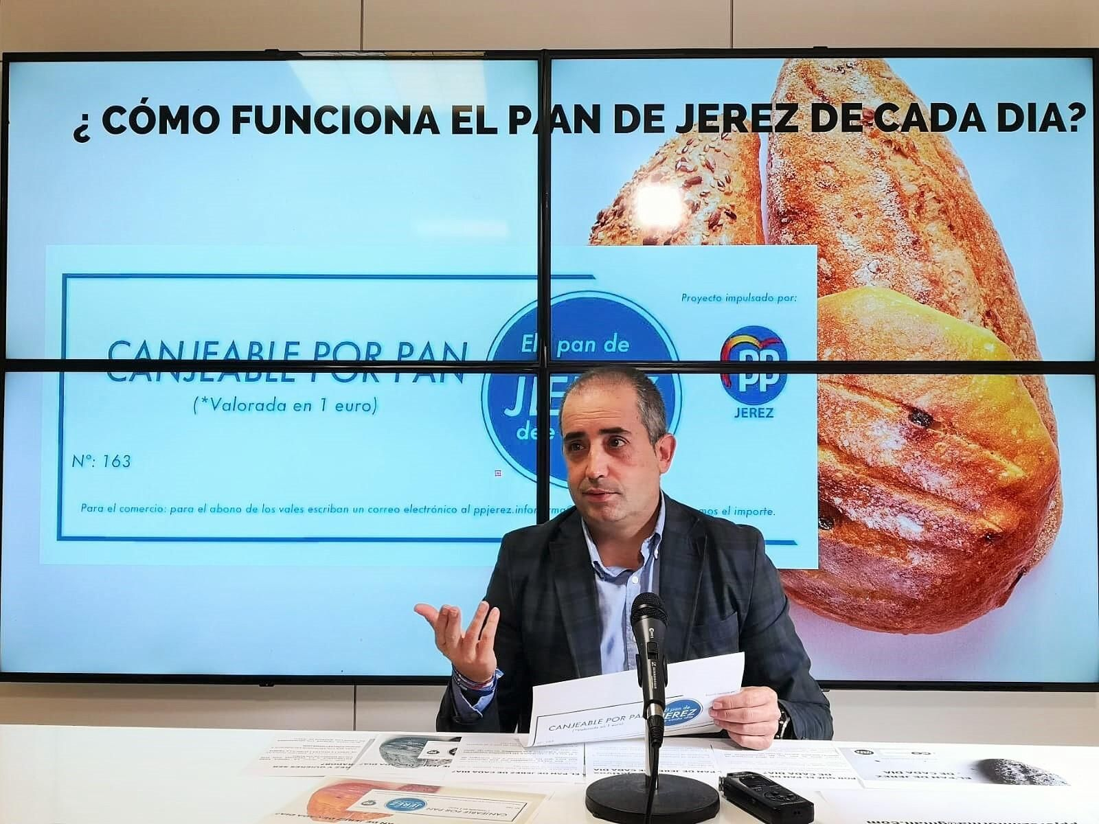 Antonio Saldaña, explicando la iniciativa.