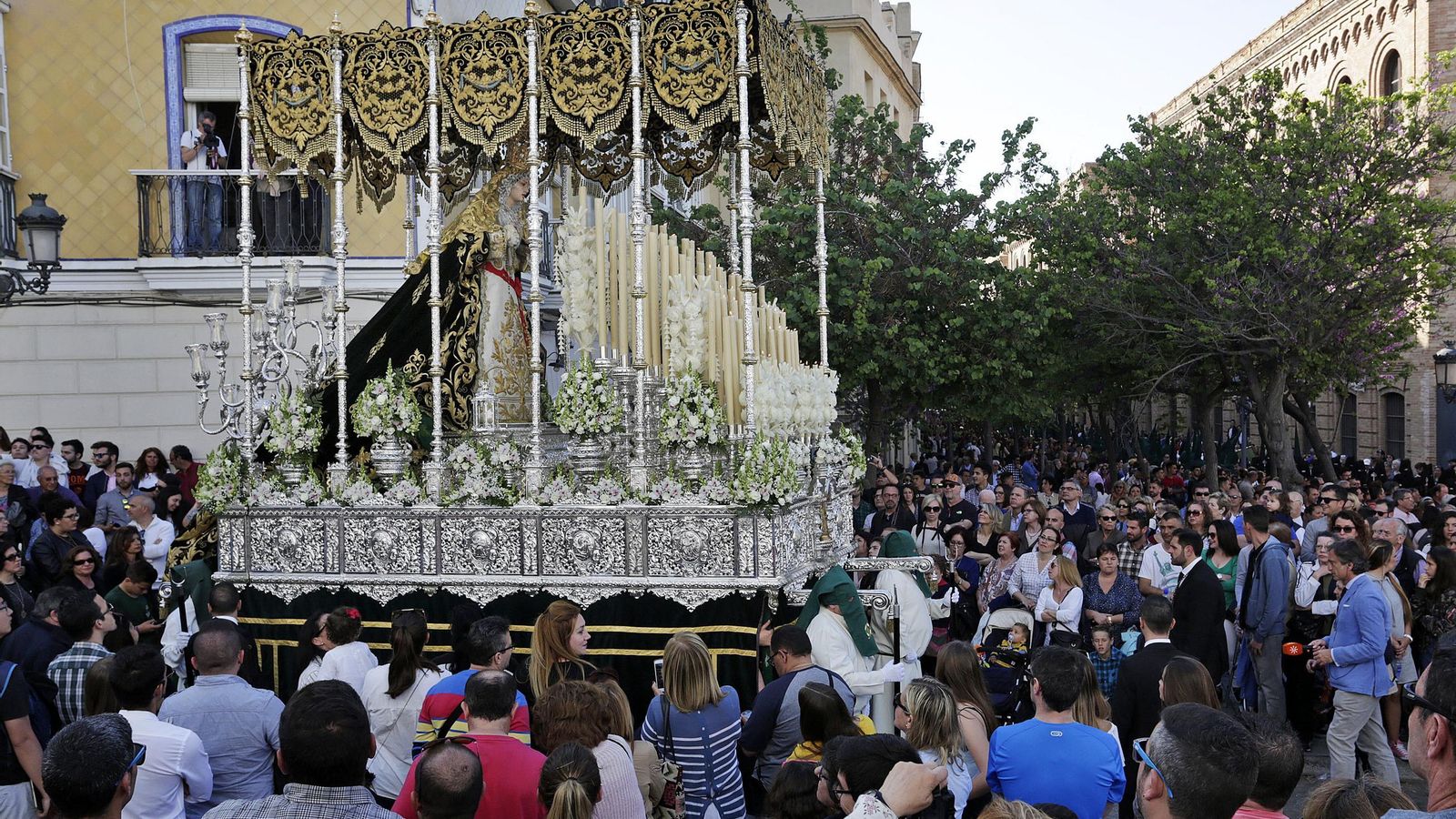 María Santísima de la Esperanza antes de entrar en la calle Plocia. María Santísima de la Esperanza antes de entrar en la calle Plocia.