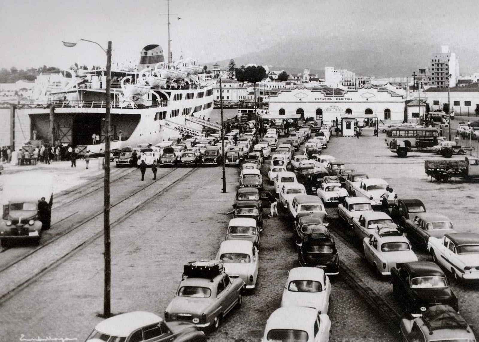 Automóviles desembarcando de uno de los transbordadores y otros a la espera de poder embarcar. Año 1966.