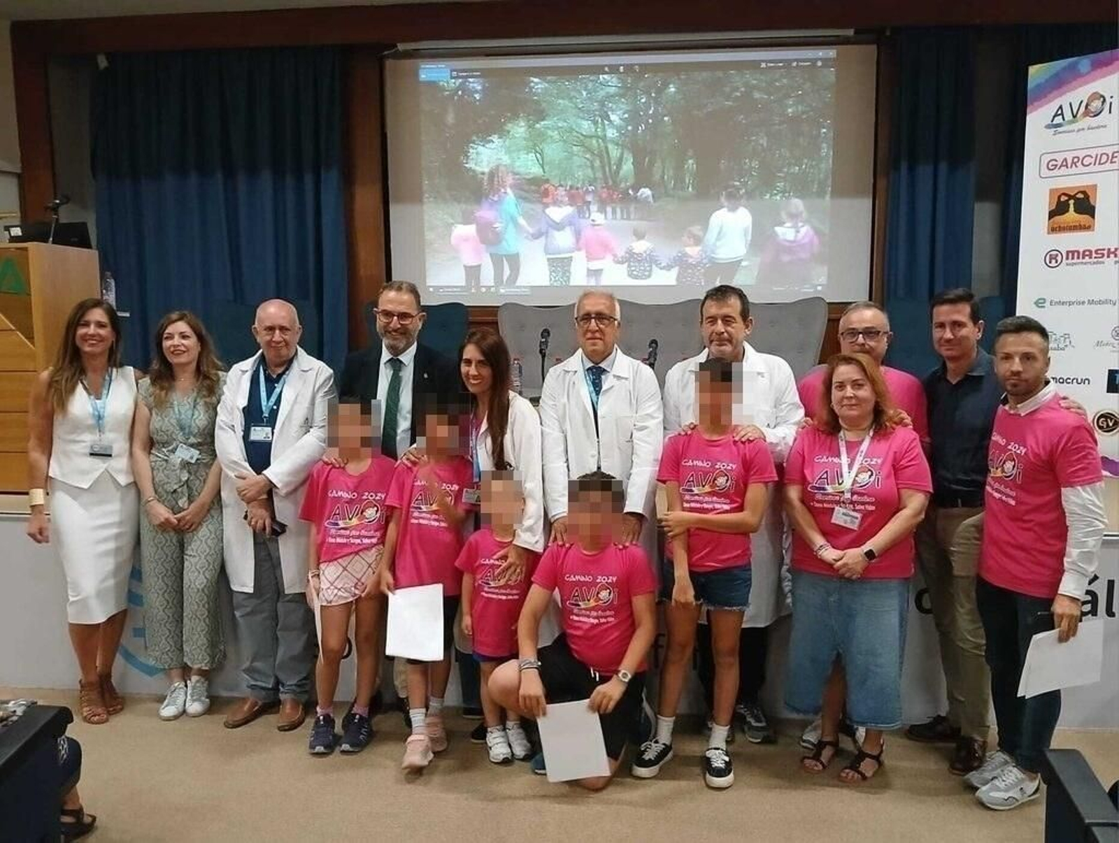 El delegado de Salud, los responsables del hospital y algunos de los niños que van a la excursión.