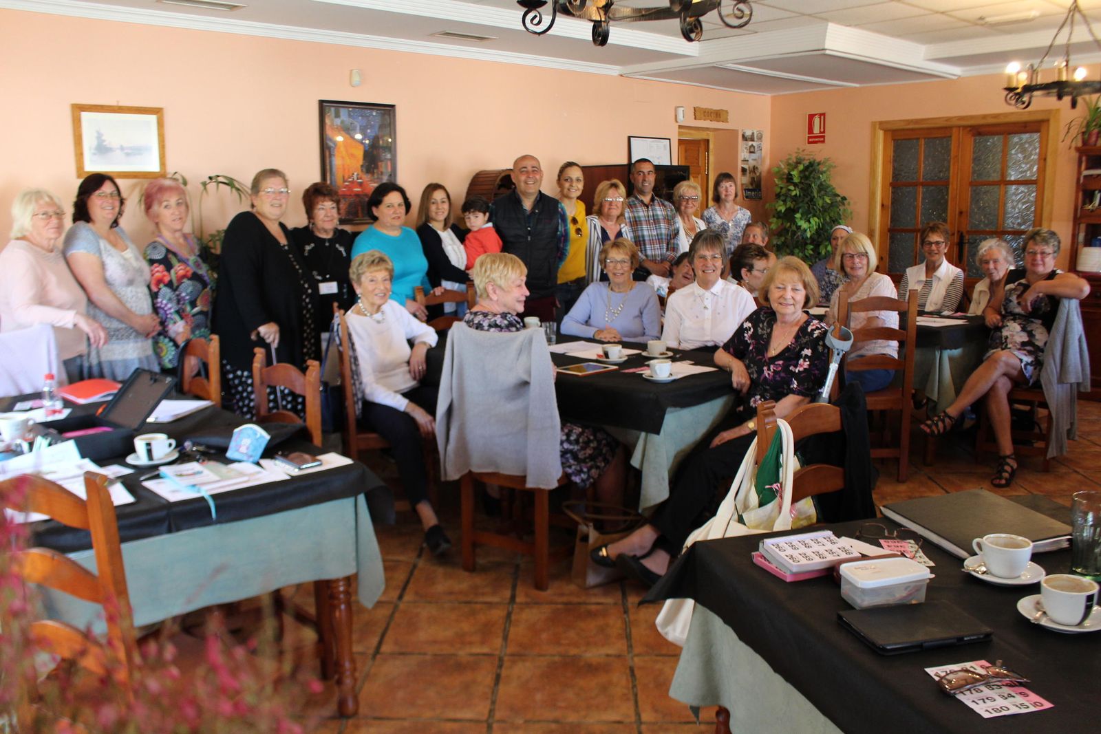 La Asociación Damas de Huércal-Overa en en el acto de entrega de este cheque.