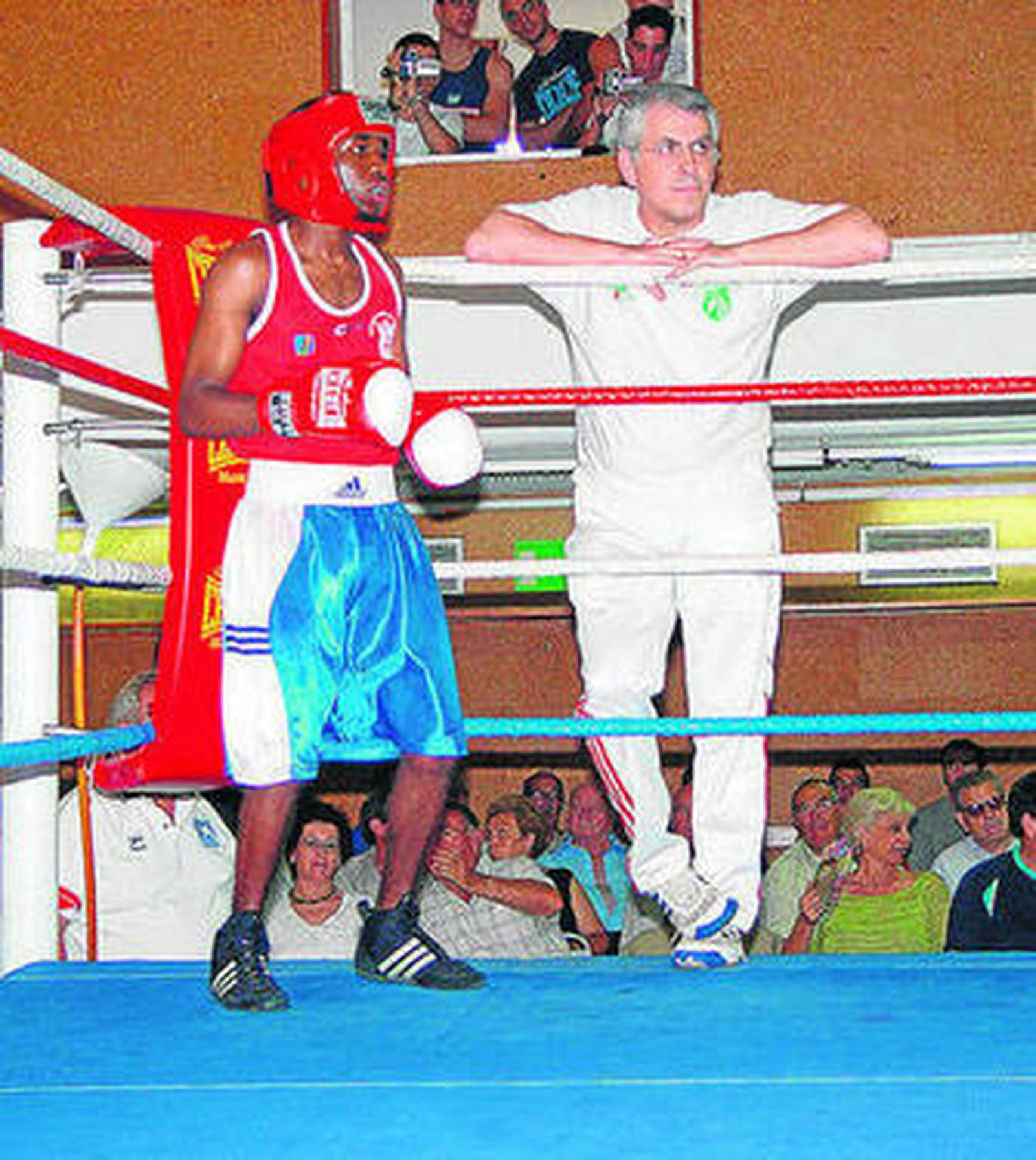 Kelvin de la Nieve -izquierda- junto al desaparecido Bienvenido A lloza.