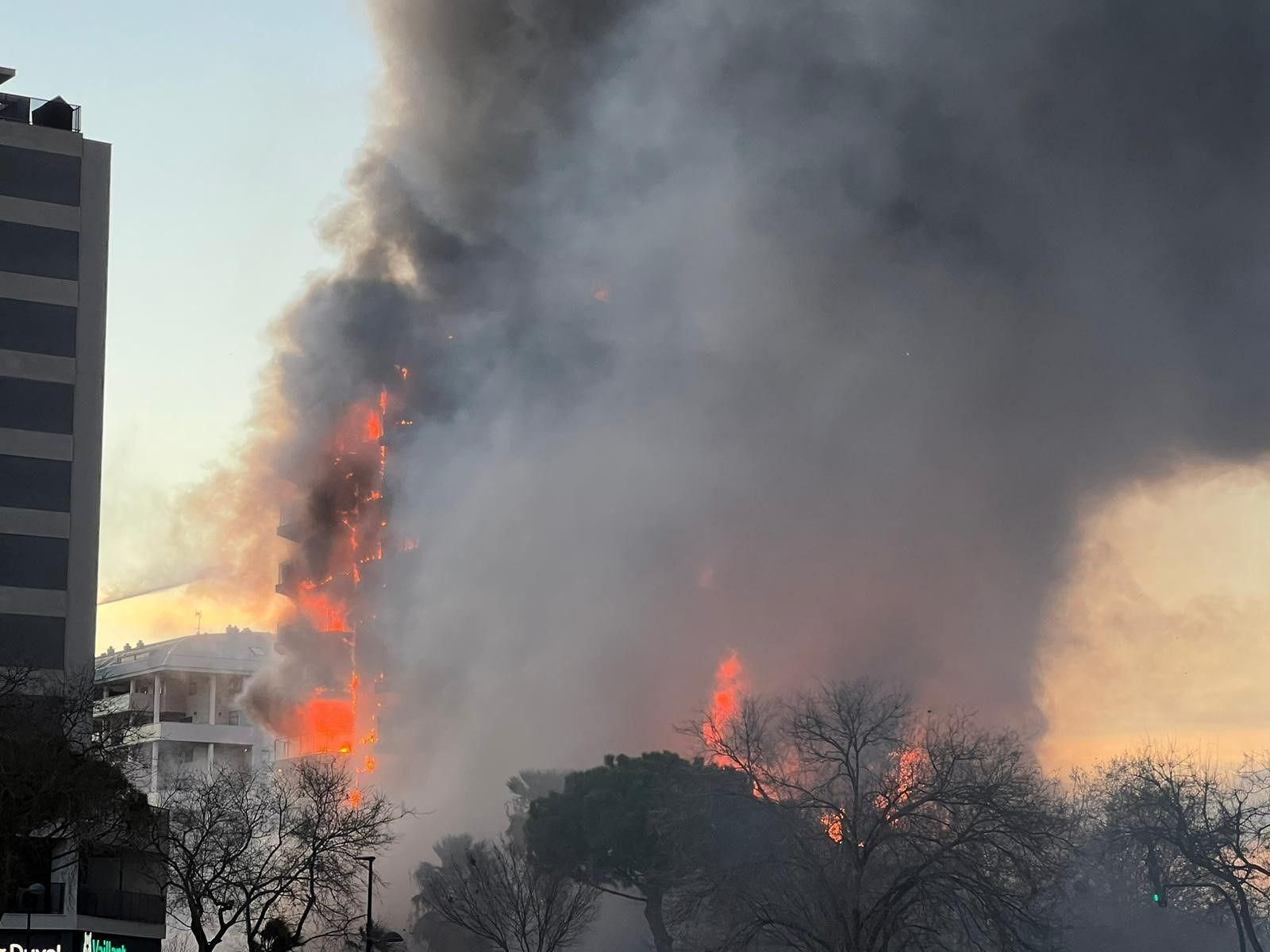 El incendio del edificio en Valencia, en imágenes El incendio del edificio en Valencia, en imágenes