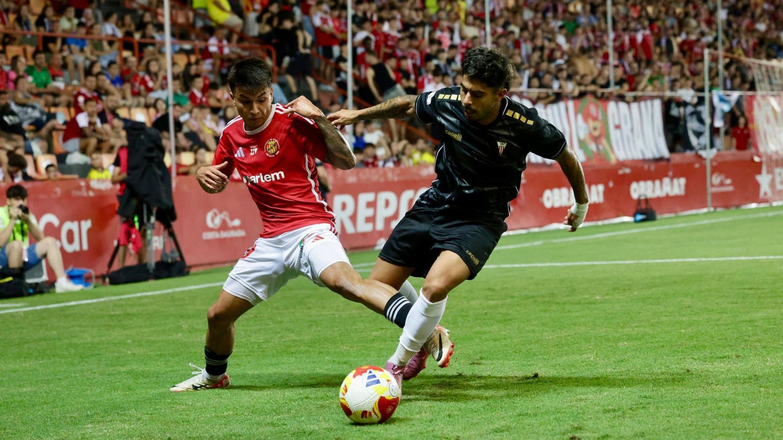 El algecirista José Carlos disputa el balón con un jugador del Nàstic.