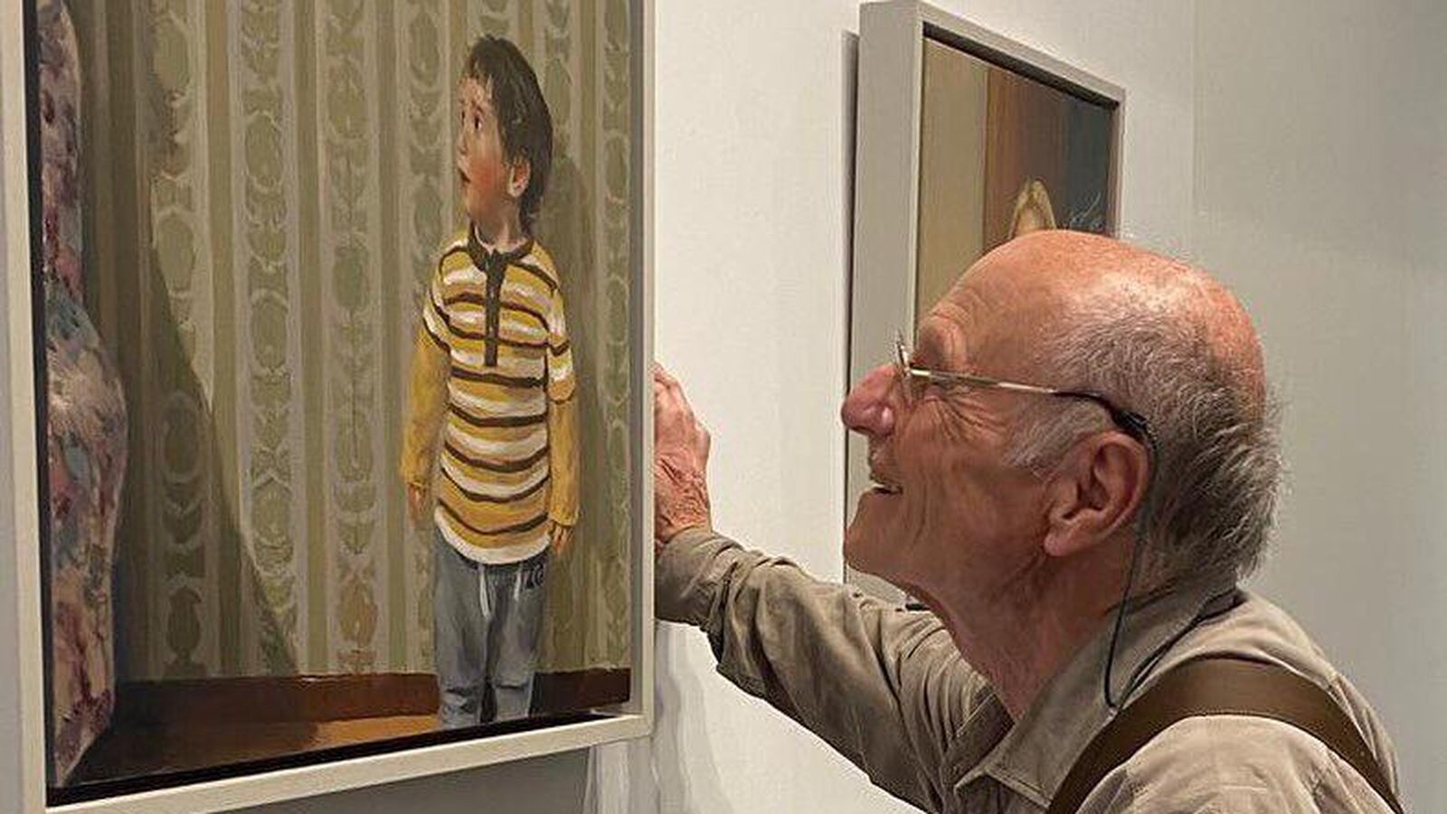 El pintor Antonio López observa una obra de Pepe Baena.