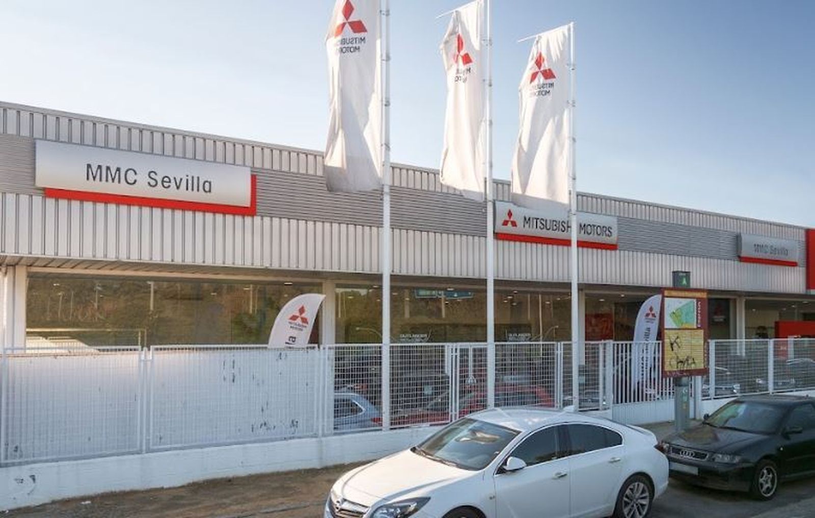 El acusado trabajaba en este concesionario de Sevilla capital.