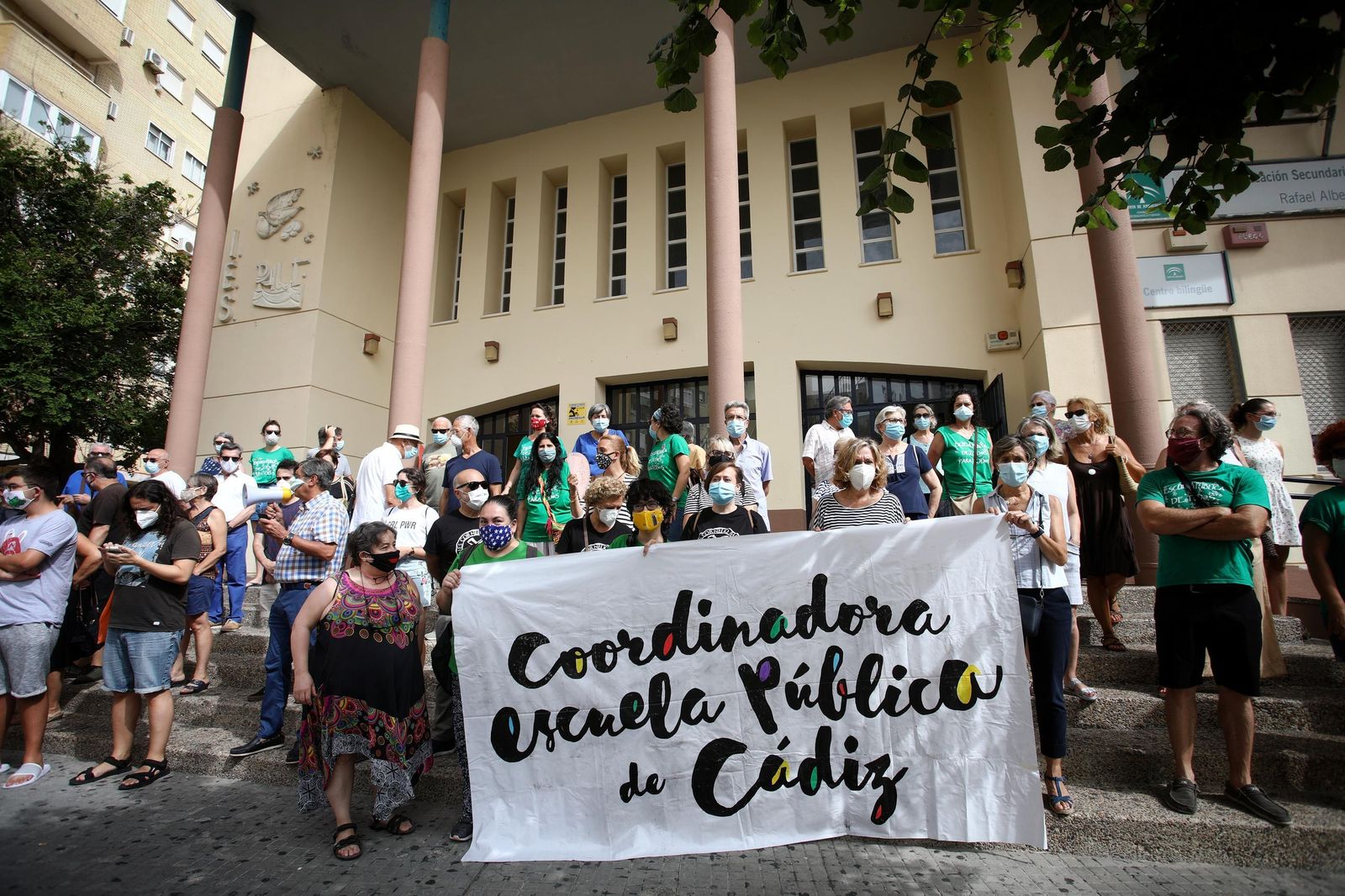 Concentración en favor de la escuela pública, en el año 2020, ante el instituto Alberti.