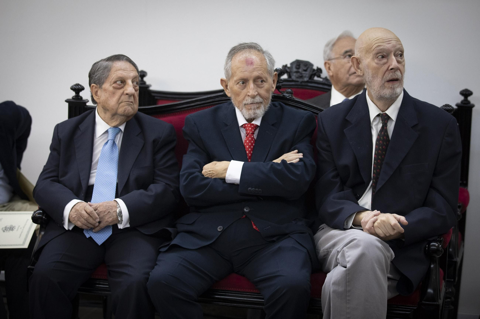 Botones de oro y lazo (15191045).jpg