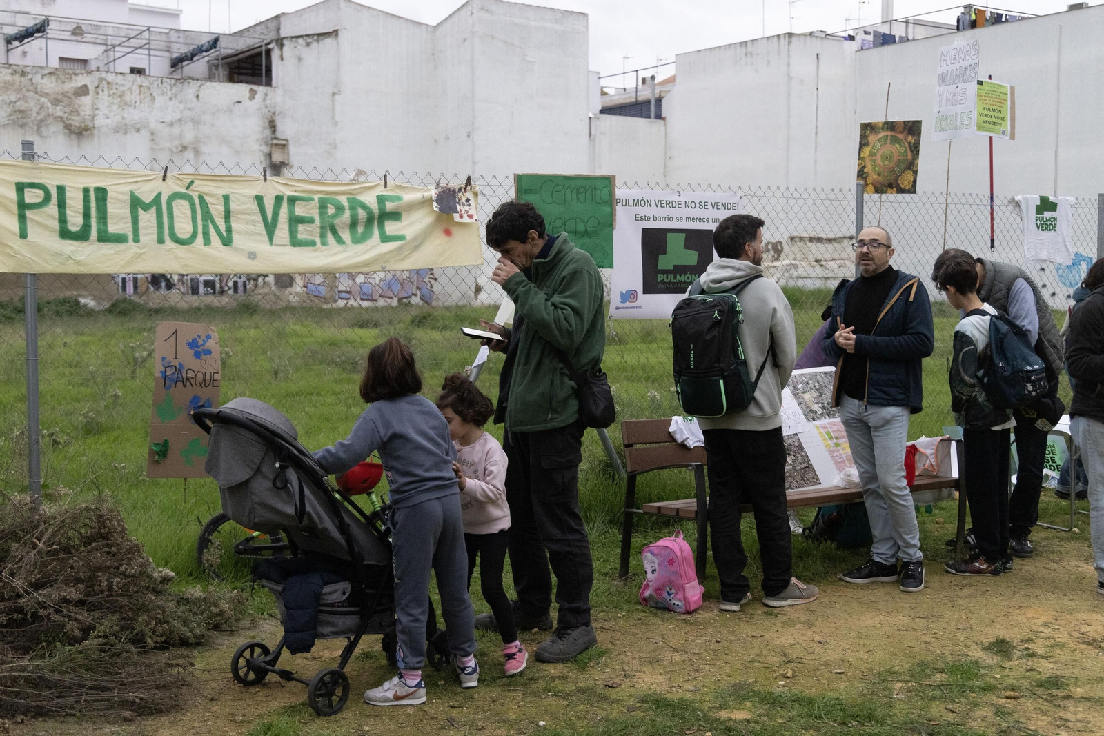 Padres e hijos durante la concentración en el solar que mira a las calles Arrayán y Divina Pastora. Padres e hijos durante la concentración en el solar que mira a las calles Arrayán y Divina Pastora.