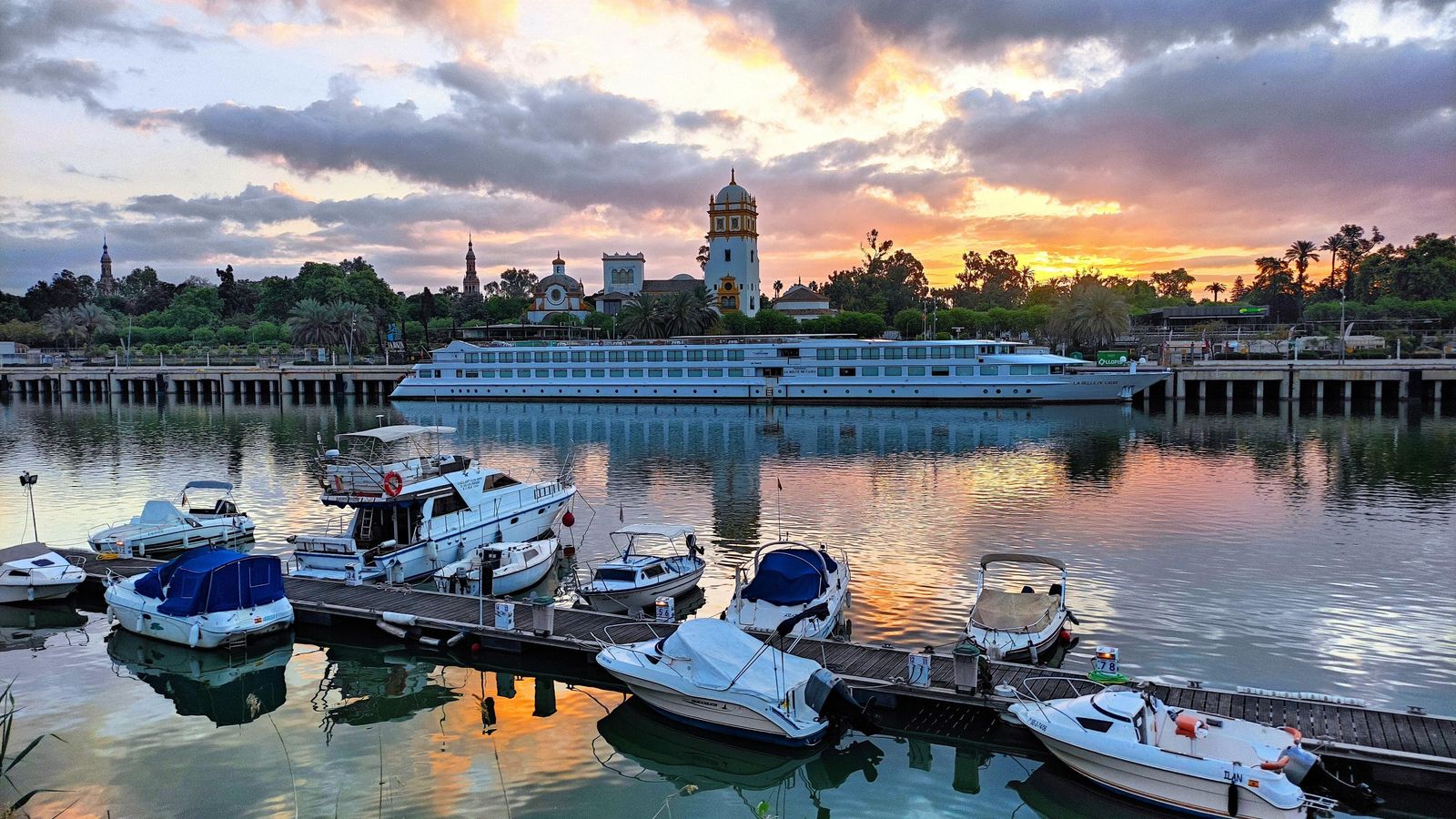 Luces del amanecer desde el pantalán del Mercantil, con el crucero 'La Belle de Cadix' atracado enfrente.