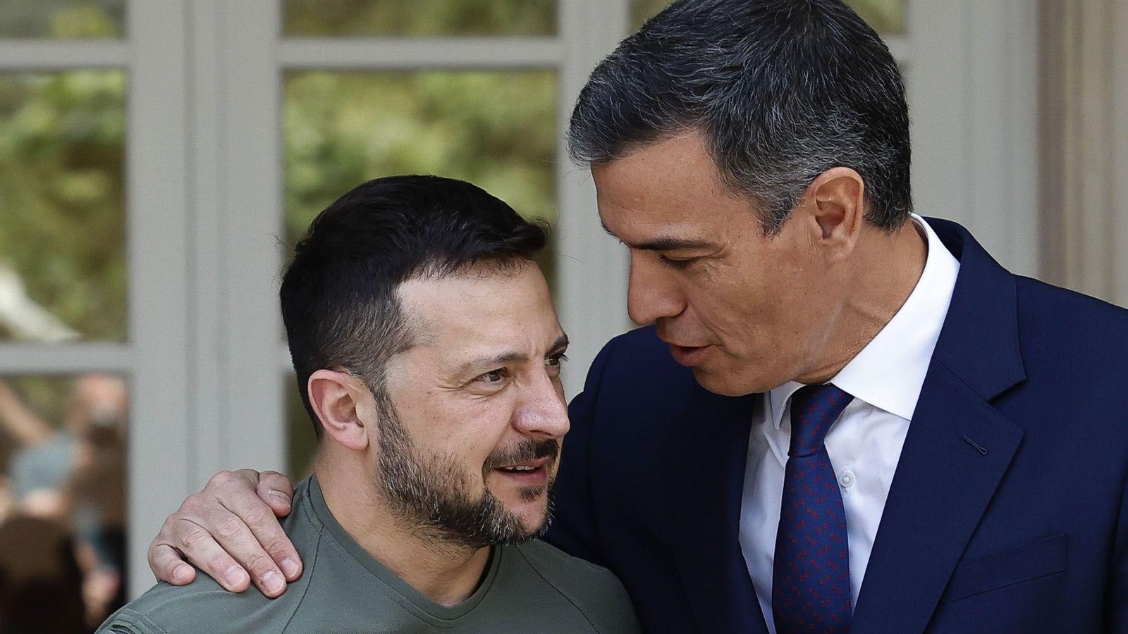 Pedro Sánchez saluda cariñosamente a Volodimir Zelenski en La Moncloa. Pedro Sánchez saluda cariñosamente a Volodimir Zelenski en La Moncloa.
