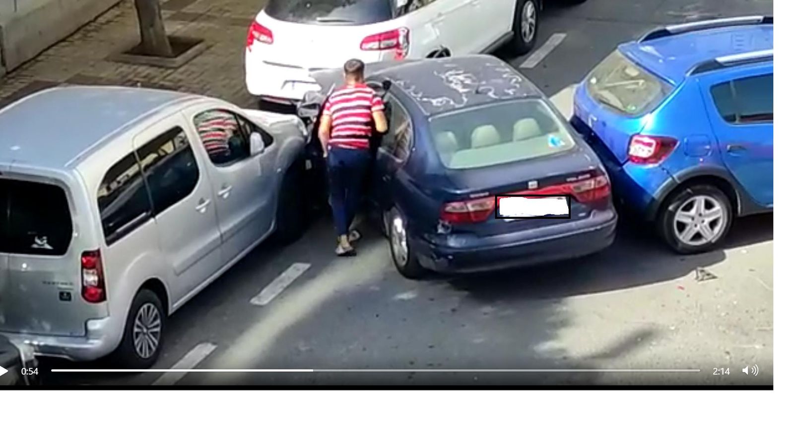 El conductor, abandonando el vehículo accidentado