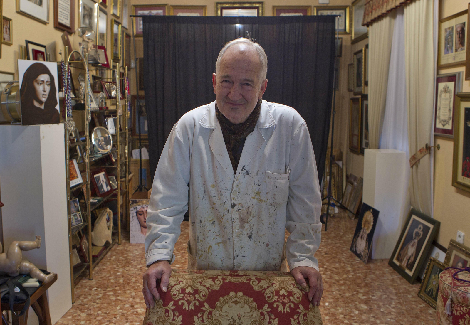 El escultor Álvarez Duarte, en su taller.