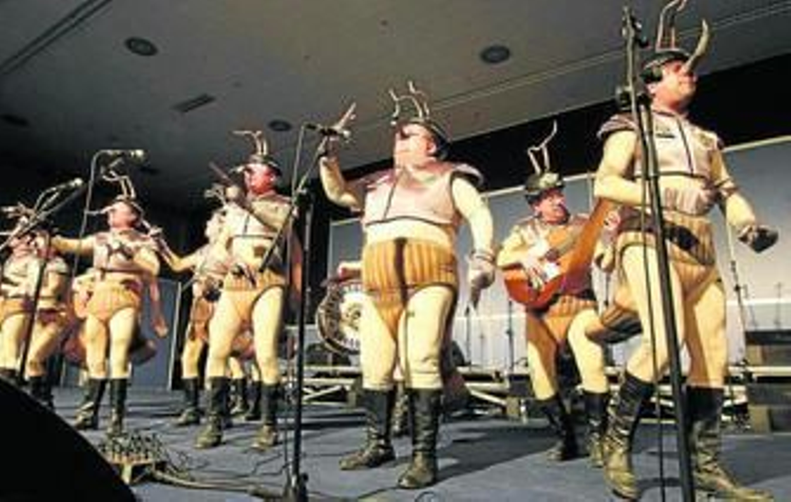 La chirigota 'El escuadrón de los jartibles' en un momento de su actuación en Tenerife.