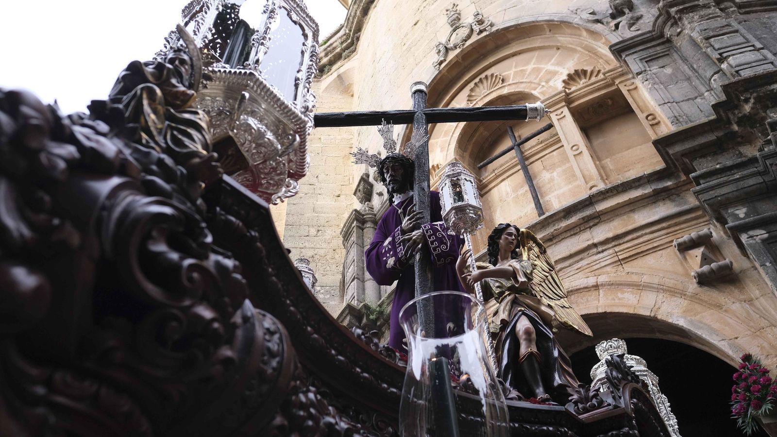 Señor del Perdón tras su salida de la colegiata de Santa María la Mayor. Señor del Perdón tras su salida de la colegiata de Santa María la Mayor.