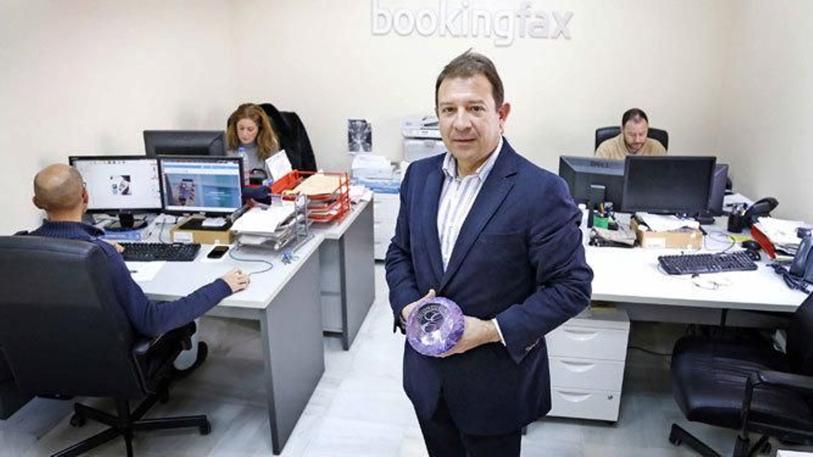 Antonio Mariscal posa junto al galardón recibido días atrás en Fitur y parte de su equipo en su oficina. Antonio Mariscal posa junto al galardón recibido días atrás en Fitur y parte de su equipo en su oficina.