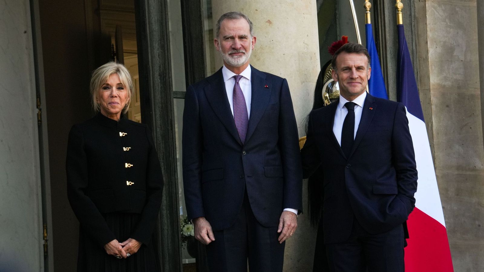 El rey Felipe VI, junto al presidente de Francia, Emmanuel Macron, y su esposa Brigitte