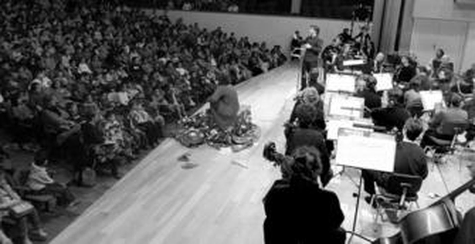 La actriz Noelia Rosa fue el 'duende' que se encargó de guiar a los niños por 'El sueño de una noche de verano' de Mendelssohn.