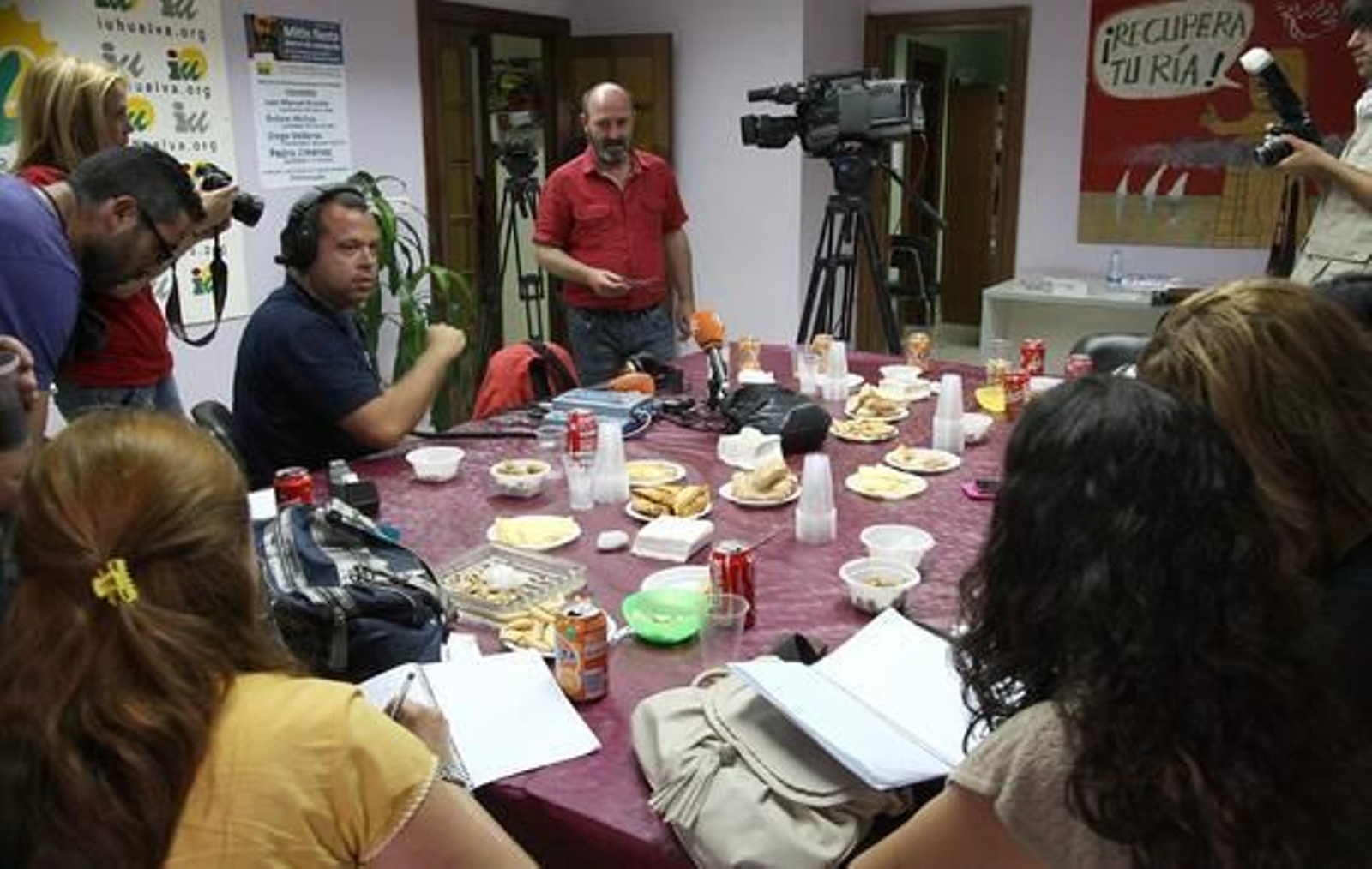 El equipo de Pedro Jiménez a la espera de los resultados. /Espínola