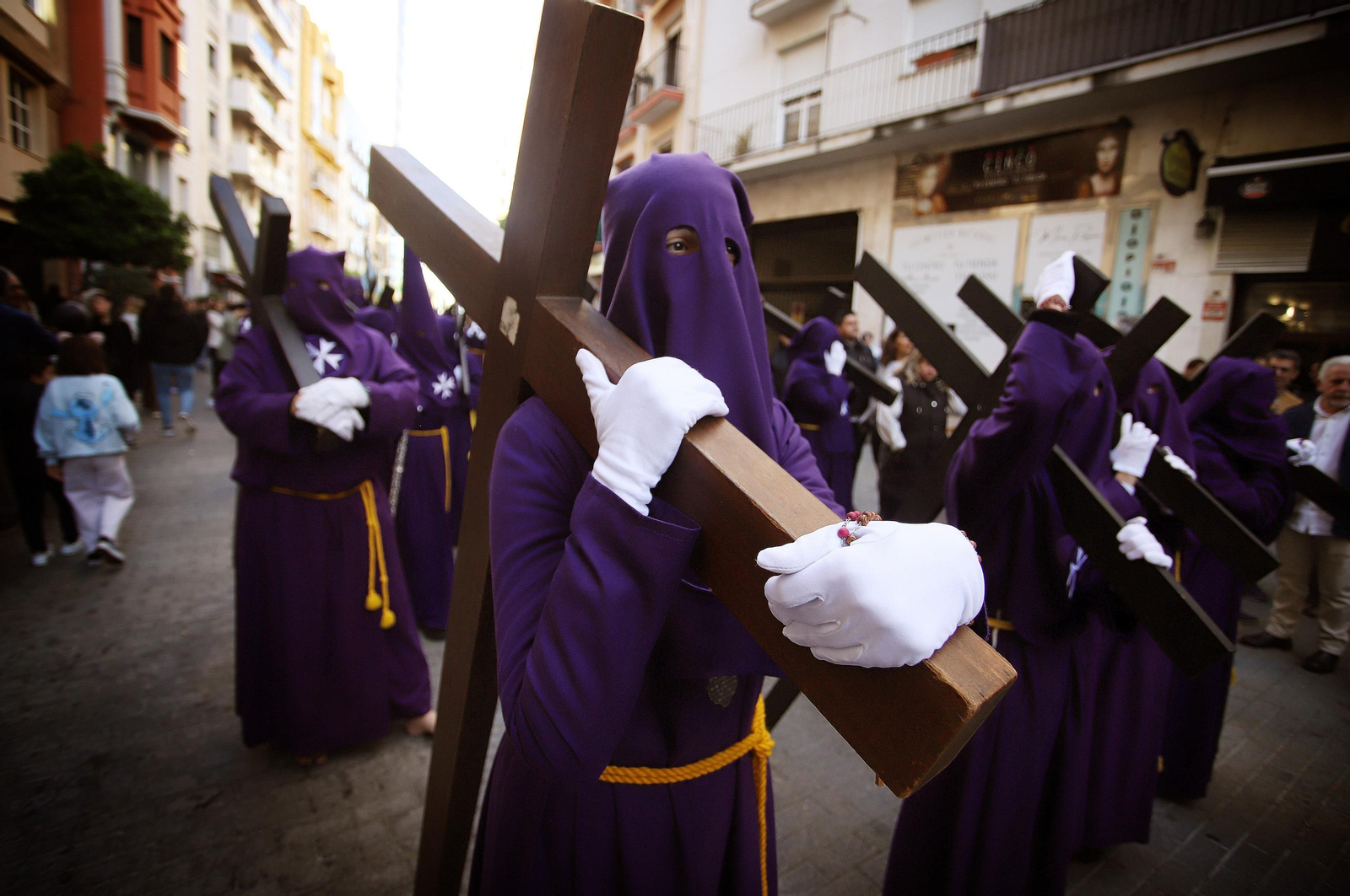 La Hermandad El Nazareno en la madrugá de la Semana Santa de Huelva 2023, en imágenes