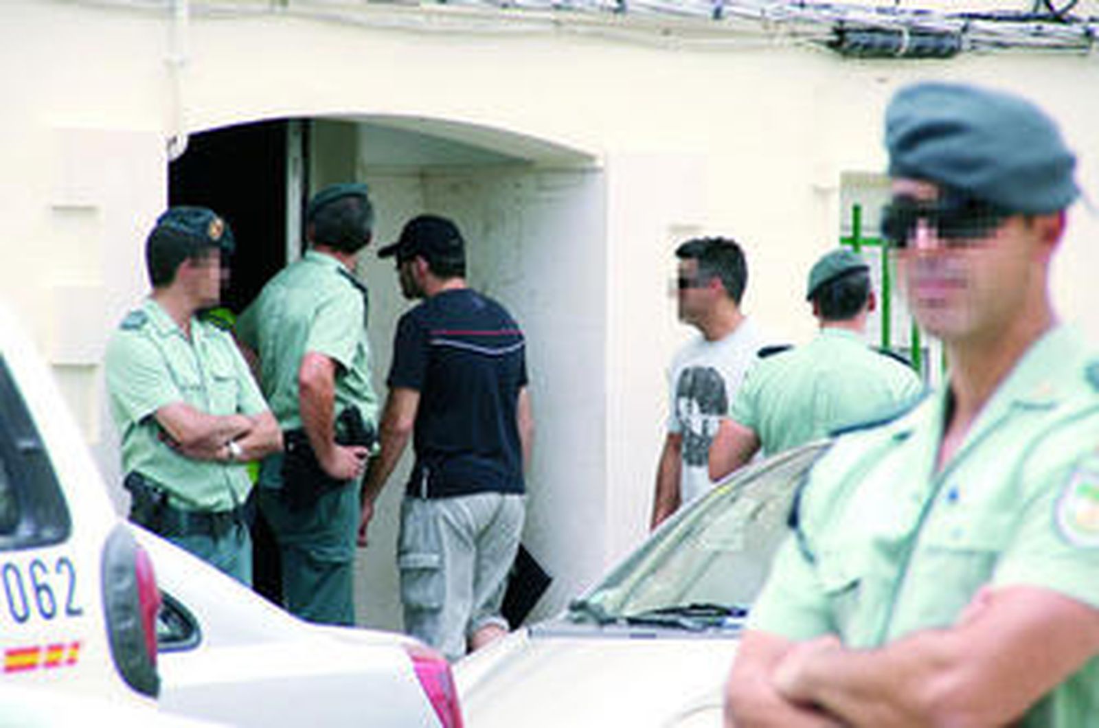 Agentes de la Guardia Civil, registrando el inmueble de la calle Almonte de la capital onubense.
