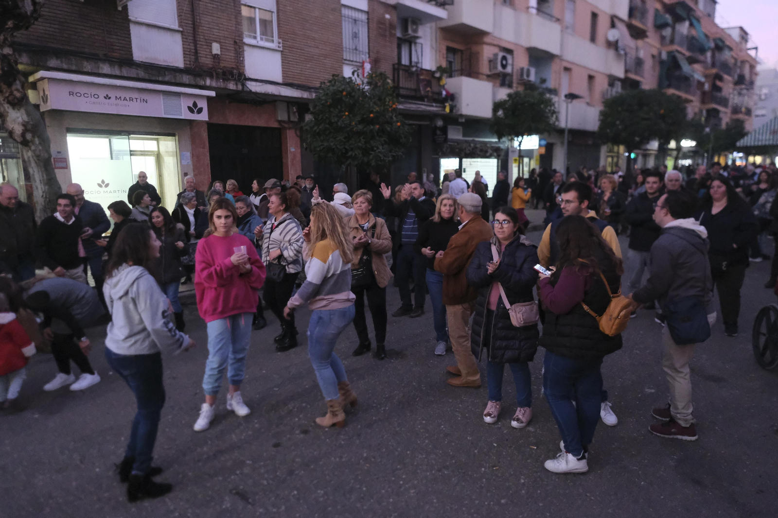 La gran fiesta de Pretardebuena en el barrio de la Viñuela de Córdoba, en fotografías